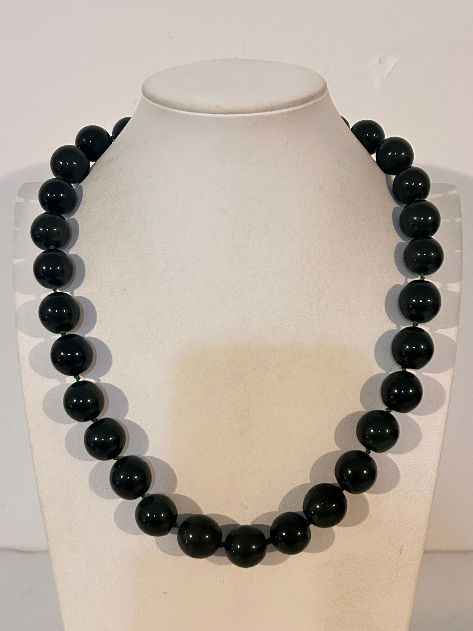 Vintage Roe beaded Necklace 22": Vintage Roe beaded Necklace 22" Please view all photos as they are part of the description and condition of this Item, Feel free to contact me with questions or picture requests! Used Item AS IS