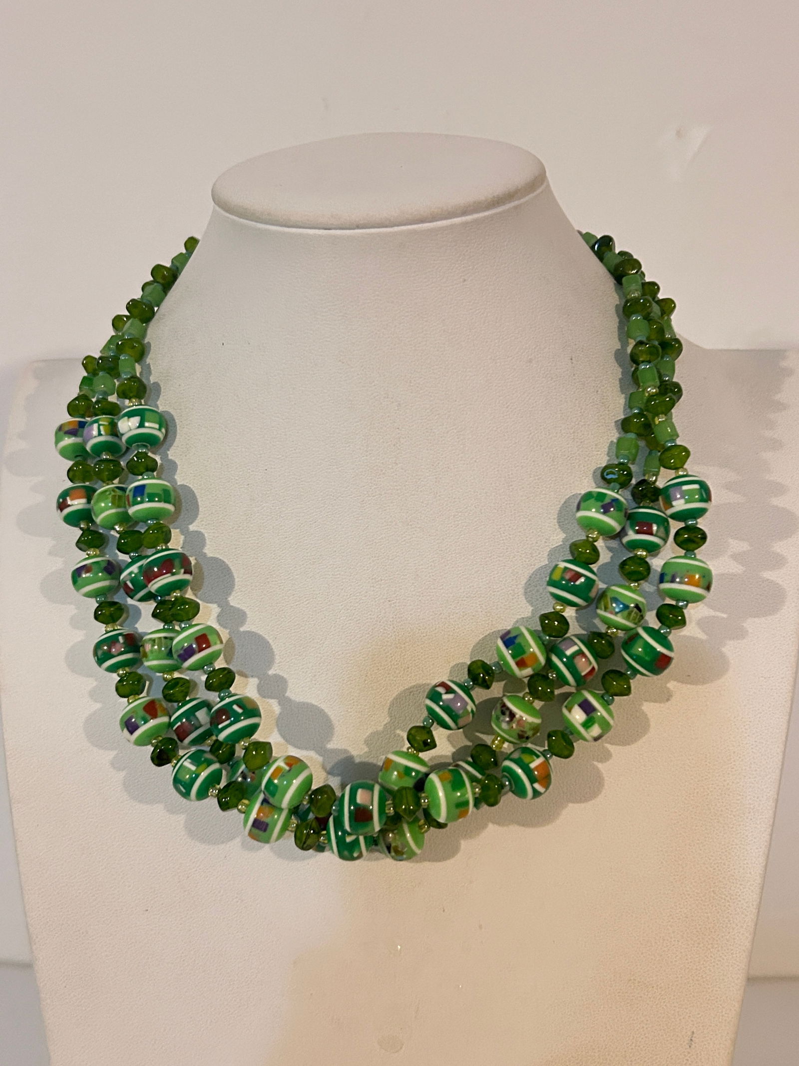Vintage green bead Necklace 14" (1 of 5)