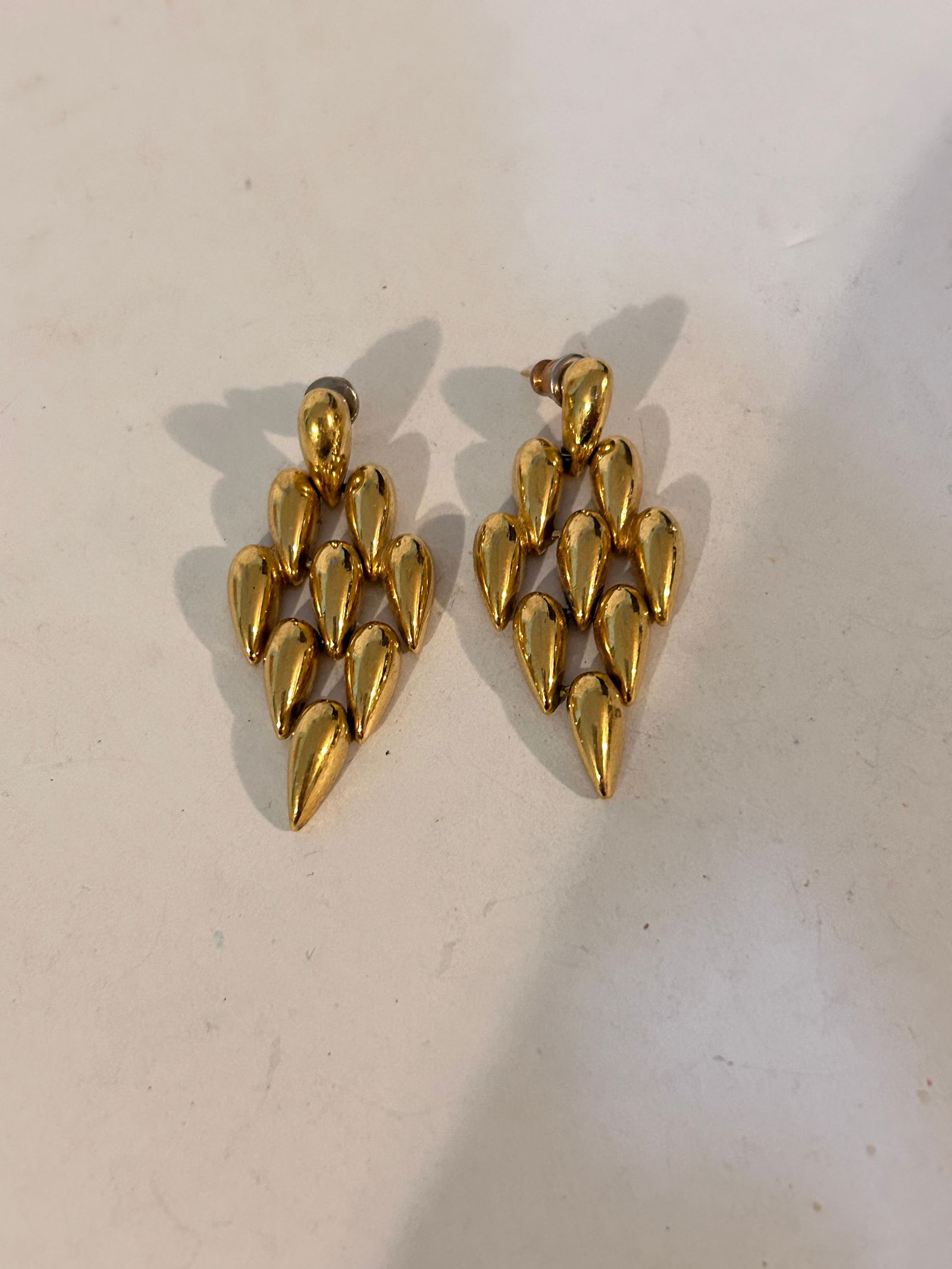 Vintage gold tone monet Earrings: Vintage gold tone monet Earrings Please view all photos as they are part of the description and condition of this Item, Feel free to contact me with questions or picture requests! Used Item AS IS