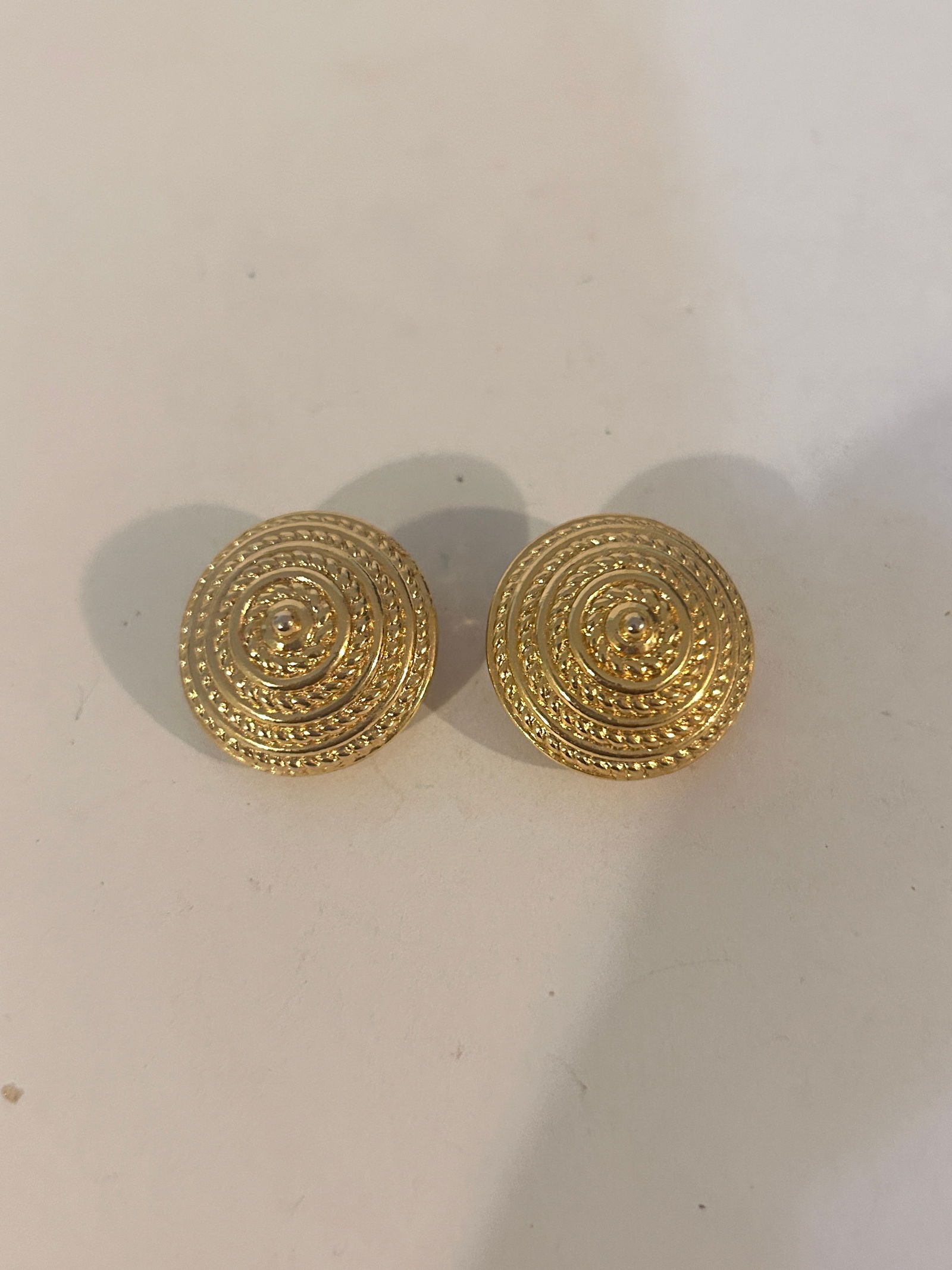 Vintage gold tone Sarah cov Earrings: Vintage gold tone Sarah cov Earrings Please view all photos as they are part of the description and condition of this Item, Feel free to contact me with questions or picture requests! Used Item AS IS