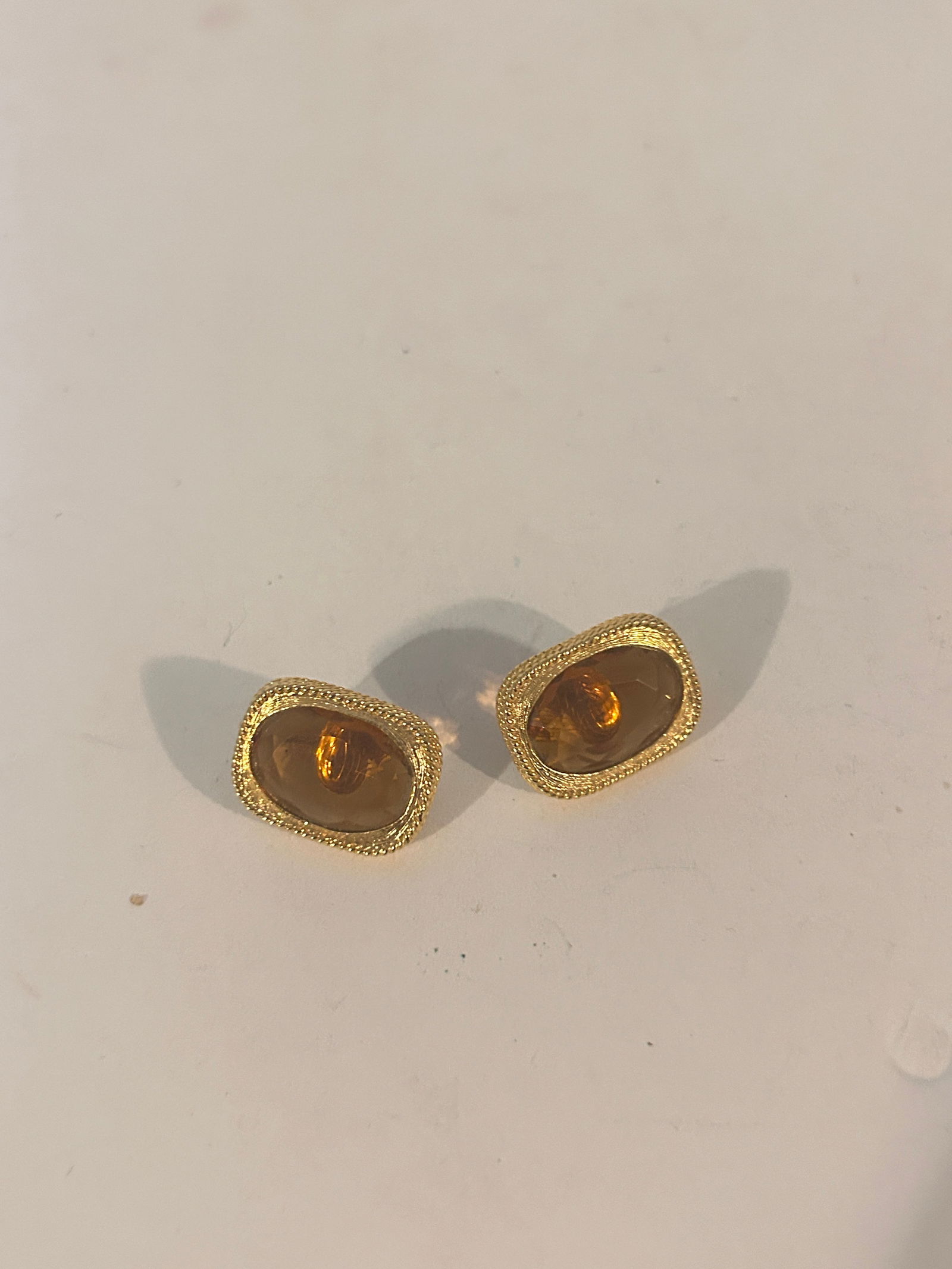 Vintage Sarah Cov Earrings: Vintage Sarah Cov Earrings Please view all photos as they are part of the description and condition of this Item, Feel free to contact me with questions or picture requests! Used Item AS IS