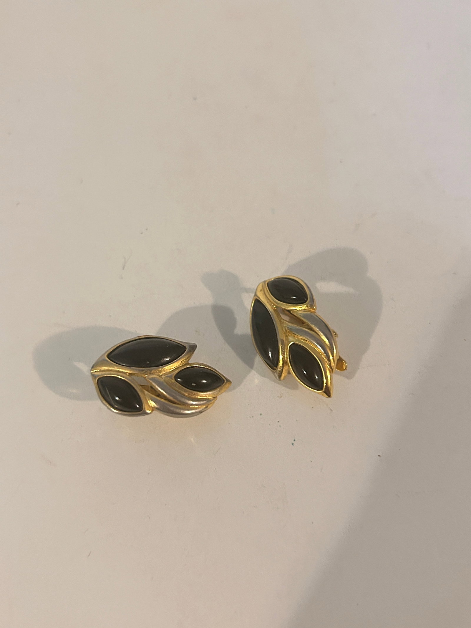 Vintage black enamel trifari gold tone Earrings (1 of 4)