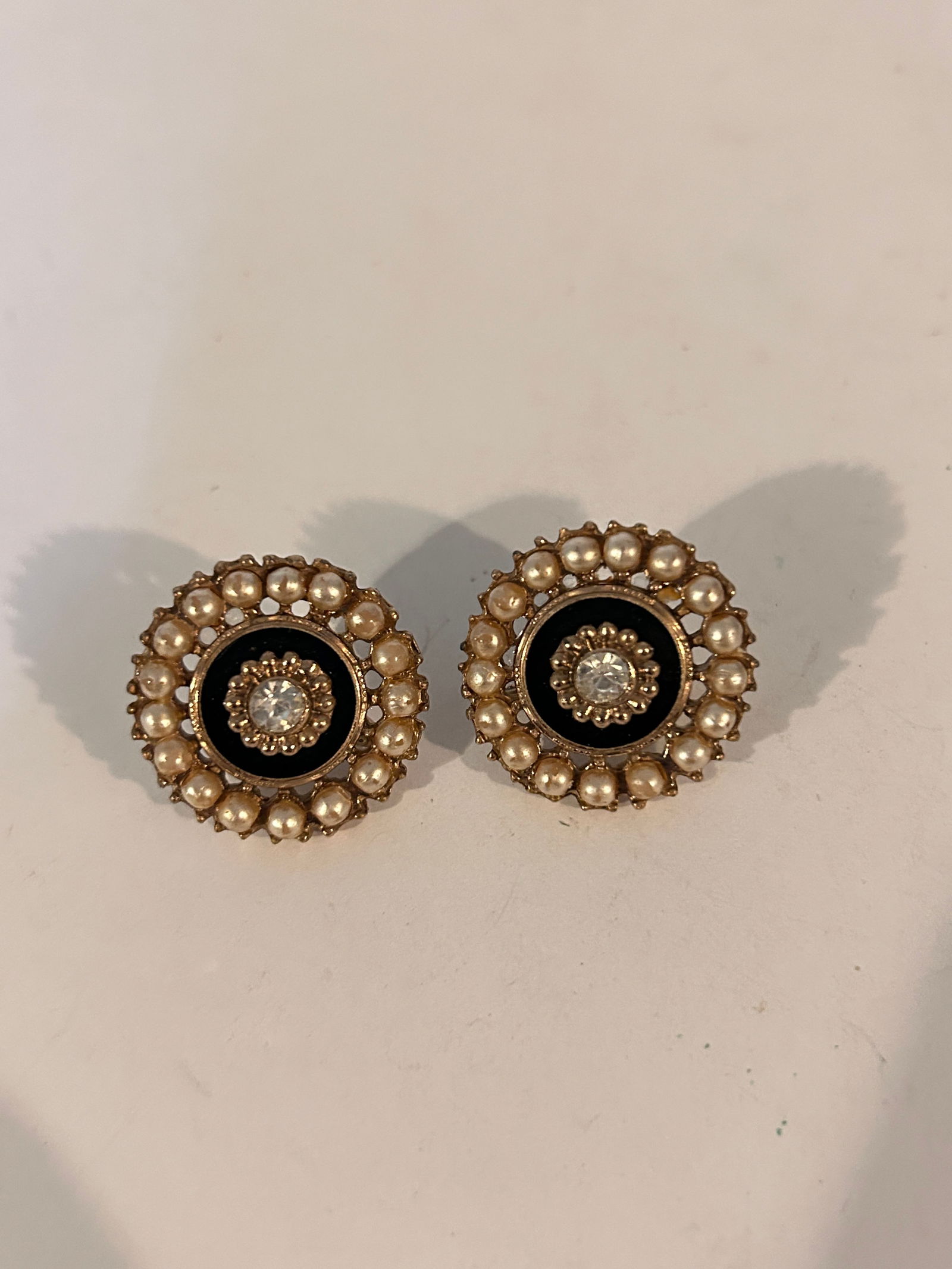 Vintage old faux pearl gold tone Earrings: Vintage old faux pearl gold tone Earrings Please view all photos as they are part of the description and condition of this Item, Feel free to contact me with questions or picture requests! Used Item A