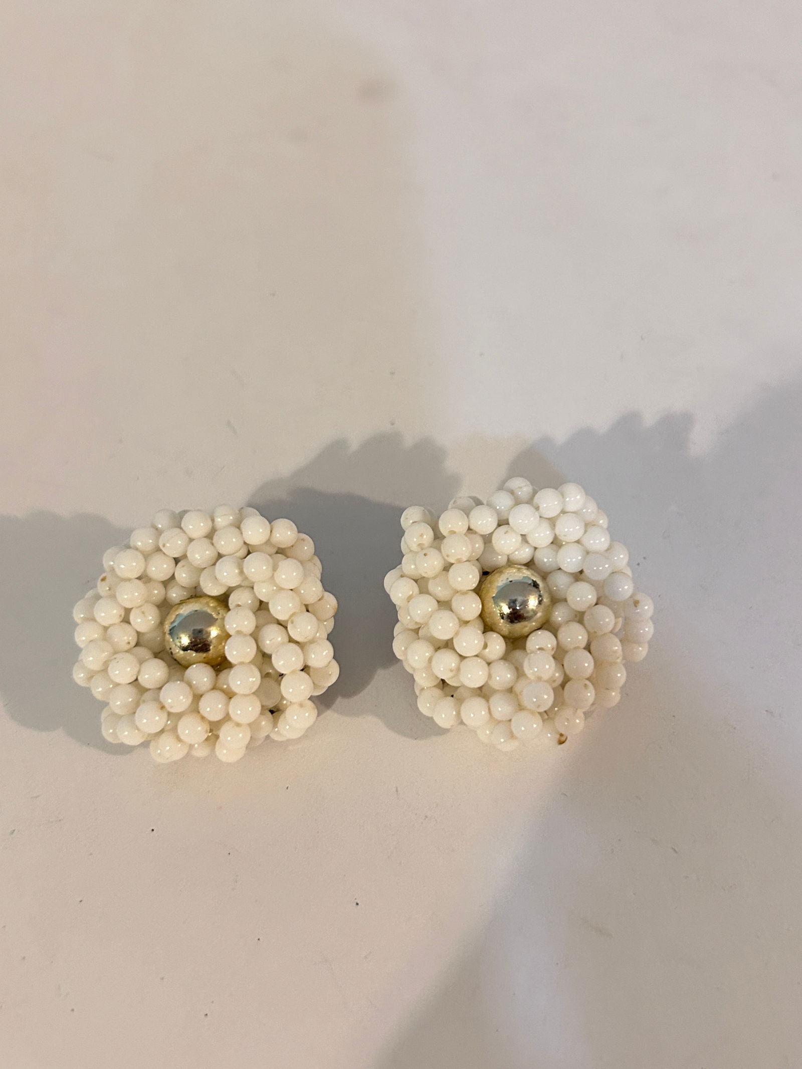 Vintage white bead Earrings: Vintage white bead Earrings Please view all photos as they are part of the description and condition of this Item, Feel free to contact me with questions or picture requests! Used Item AS IS