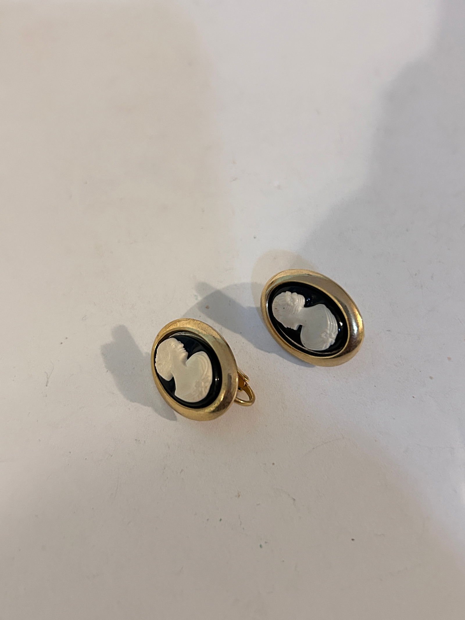 Vintage Sarah Cov Earrings: Vintage Sarah Cov Earrings Please view all photos as they are part of the description and condition of this Item, Feel free to contact me with questions or picture requests! Used Item AS IS