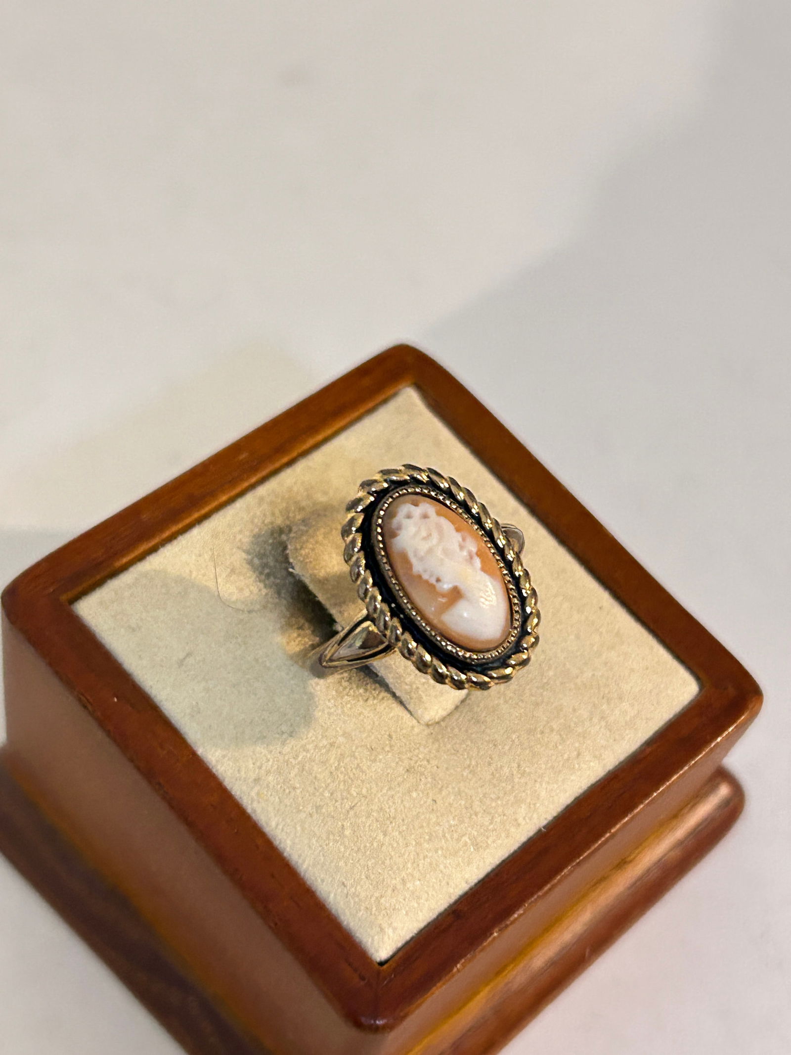 Vintage 14KT GE Cameo Custom Ring sz: Vintage 14KT GE Cameo Custom Ring sz Please view all photos as they are part of the description and condition of this Item, Feel free to contact me with questions or picture requests! Used Item AS IS