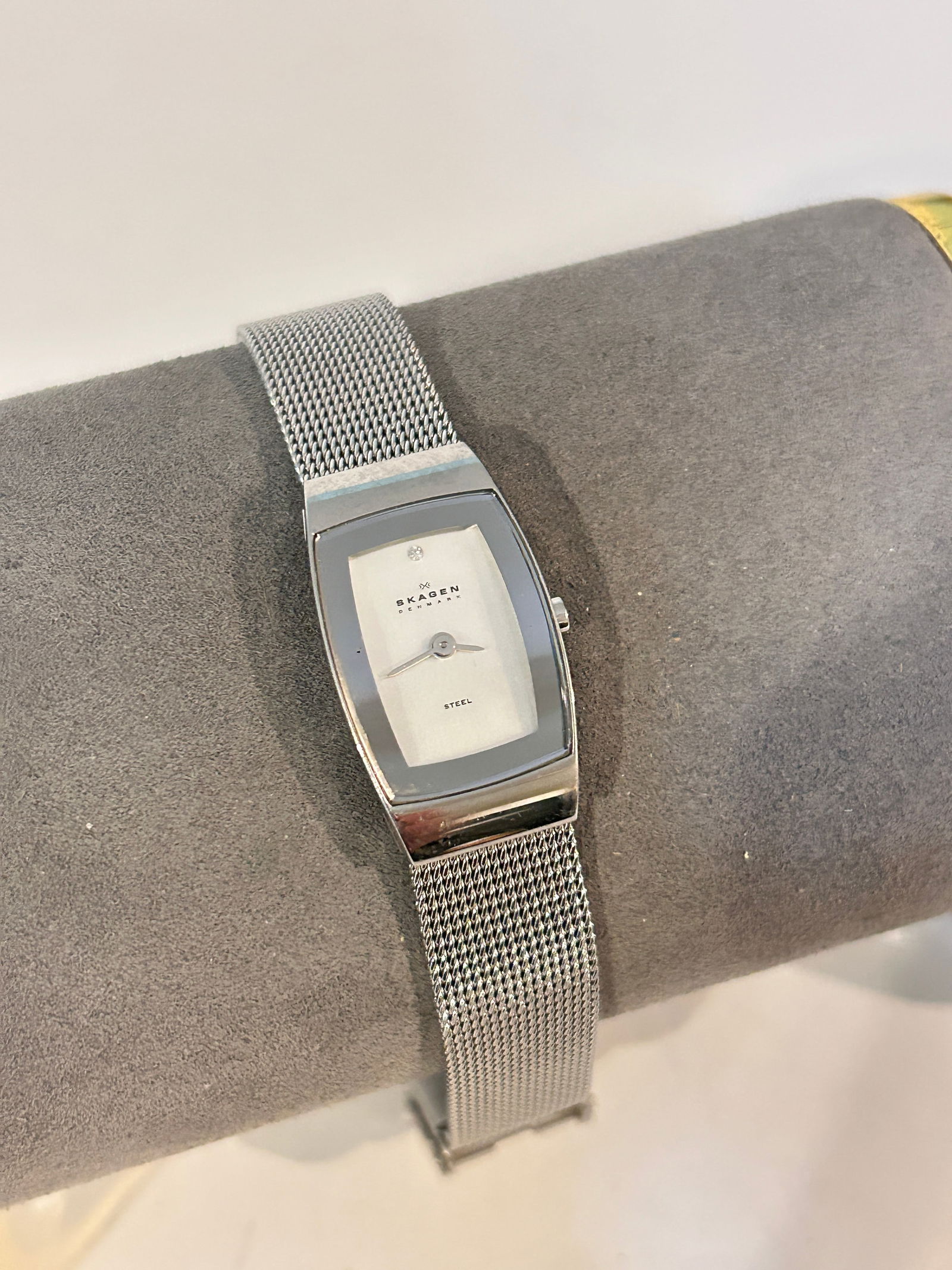 Skagen Denmark Women's Silver Toned Bracelet Band Analog Watch Working: Skagen Denmark Women's Silver Toned Bracelet Band Analog Watch Working Please view all photos as they are part of the description and condition of this Item, Feel free to contact me with questions or