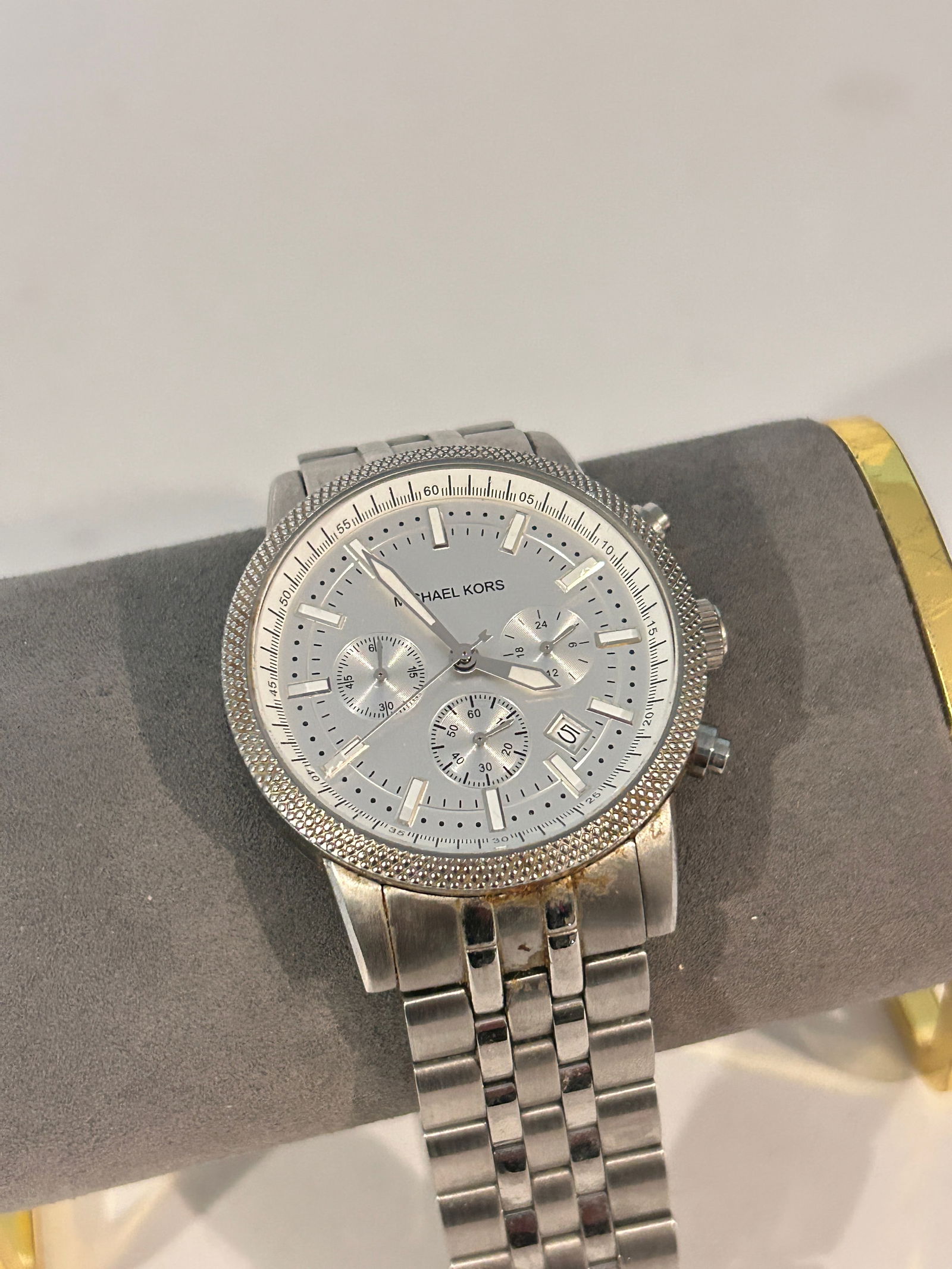 Michael Kors Silver Knurl Chronograph Men's Watch MK8072 Working: Michael Kors Silver Knurl Chronograph Men's Watch MK8072 Working Please view all photos as they are part of the description and condition of this Item, Feel free to contact me with questions or pictur