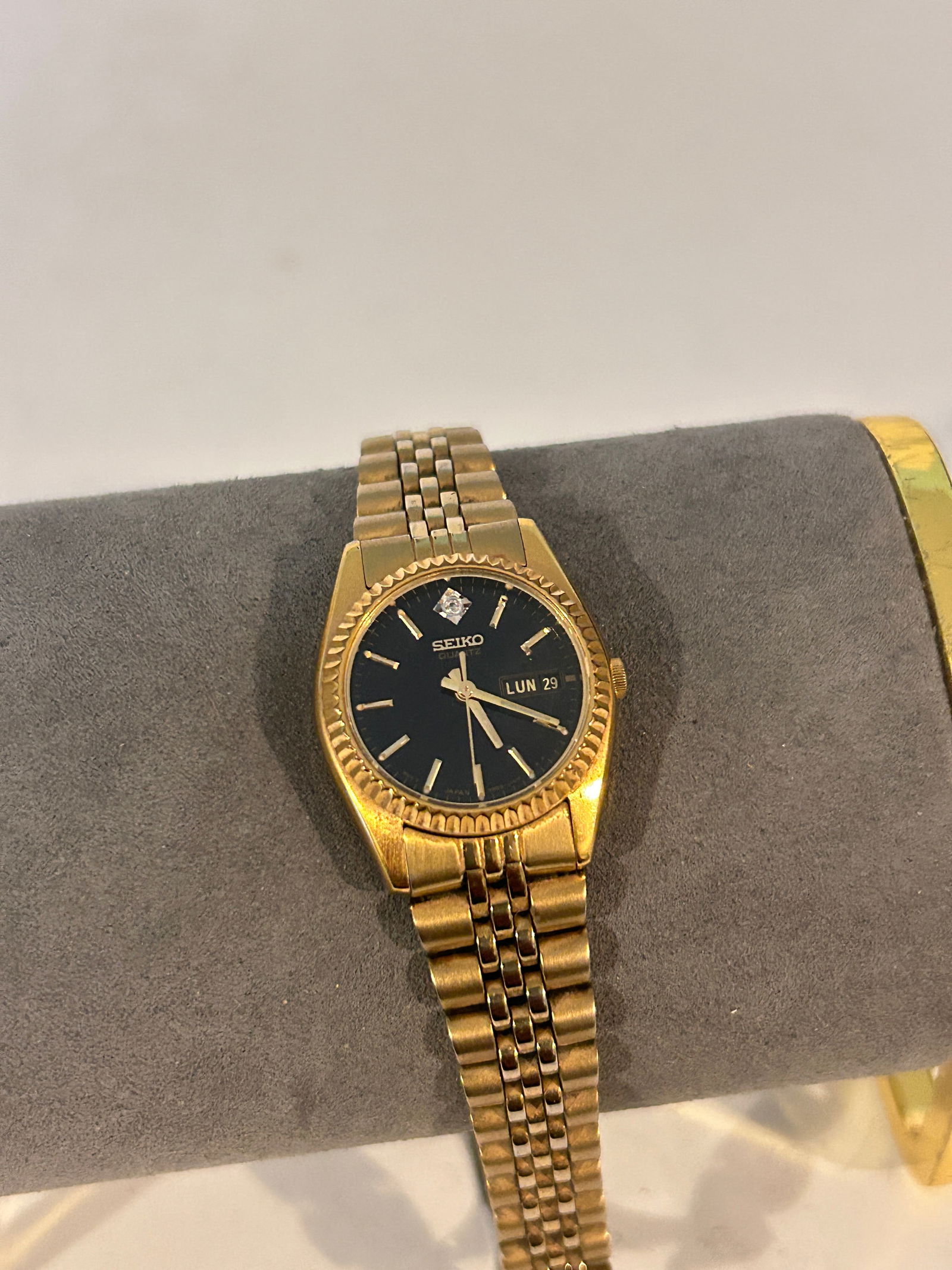 Seiko Black Diamond Dial Watch Fluted Bezel 7N83-016M working: Seiko Black Diamond Dial Watch Fluted Bezel 7N83-016M working Please view all photos as they are part of the description and condition of this Item, Feel free to contact me with questions or picture r