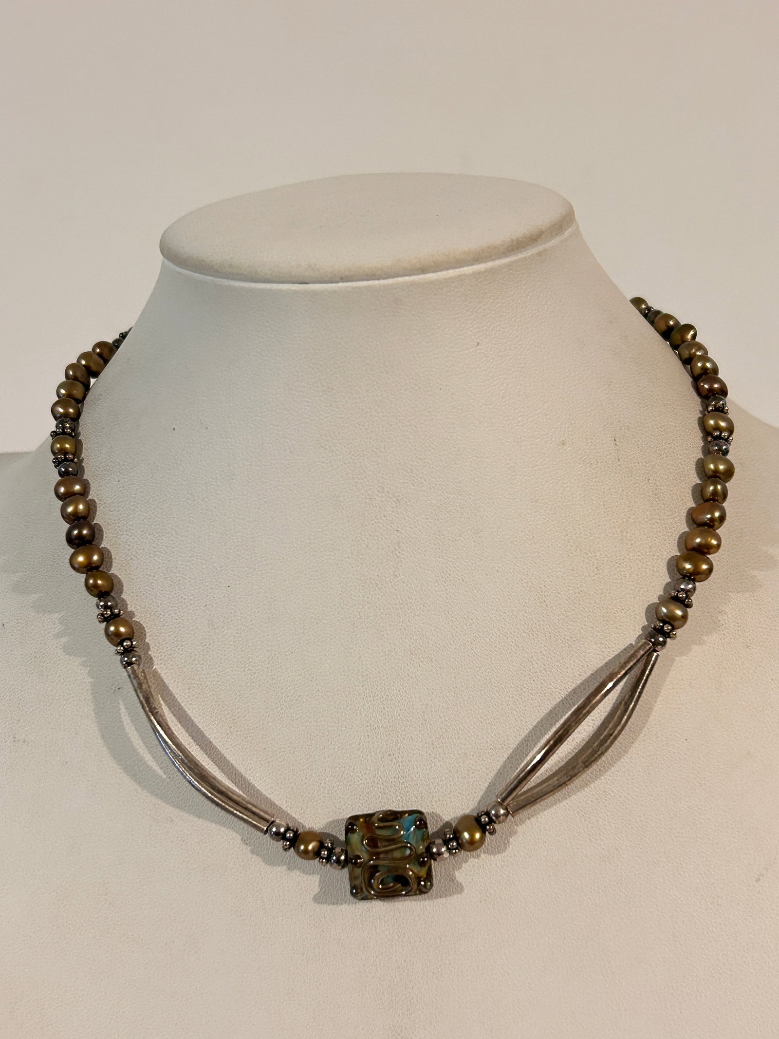 Vintage Sterling Silver Pearl Glass Pendant Necklace 14": Vintage Sterling Silver Pearl Glass Pendant Necklace 14" Please view all photos as they are part of the description and condition of this Item, Feel free to contact me with questions or picture reques