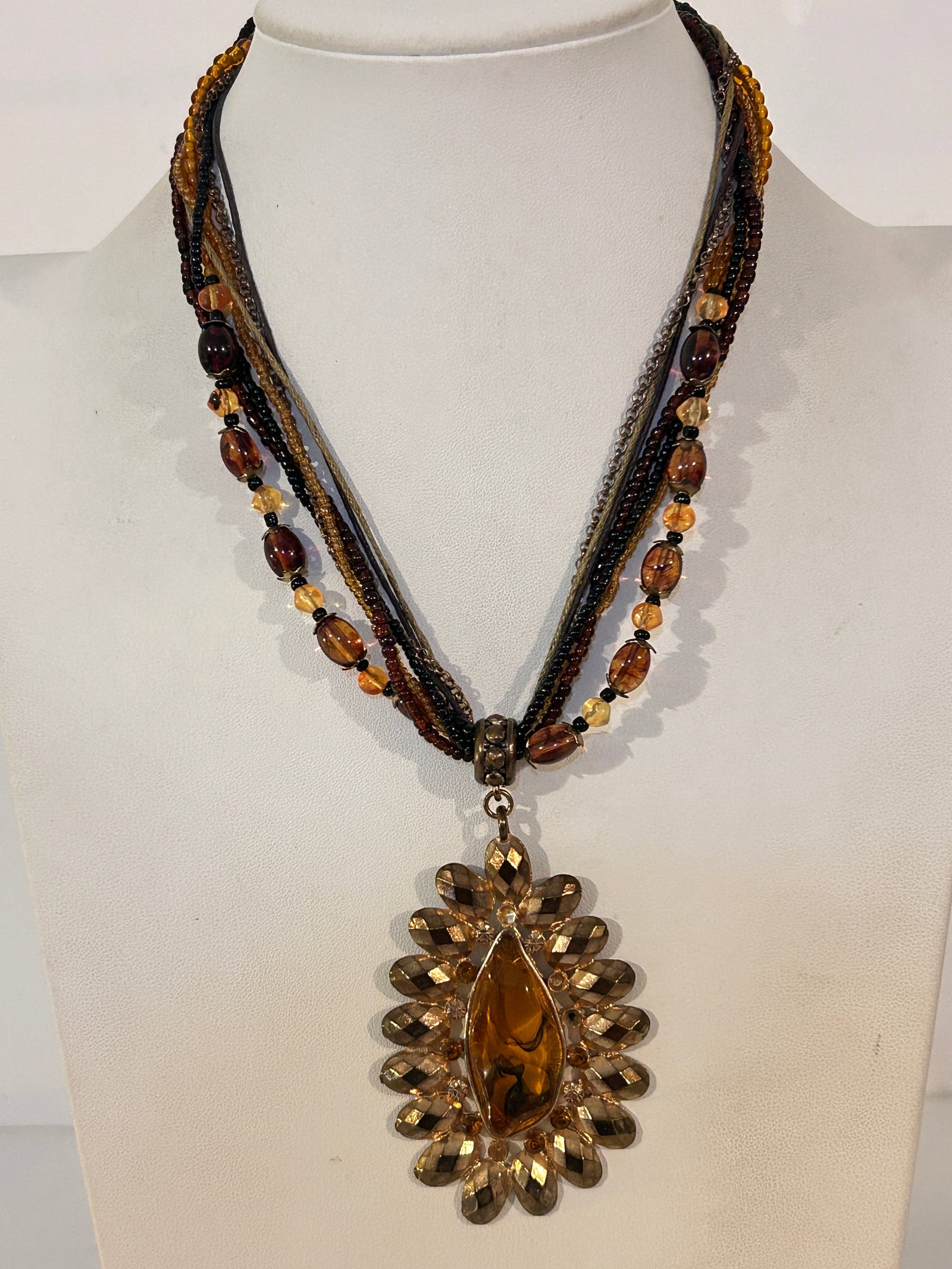 Vintage brown bead pendant Necklace 16": Vintage brown bead pendant Necklace 16" Please view all photos as they are part of the description and condition of this Item, Feel free to contact me with questions or picture requests! Used Item AS