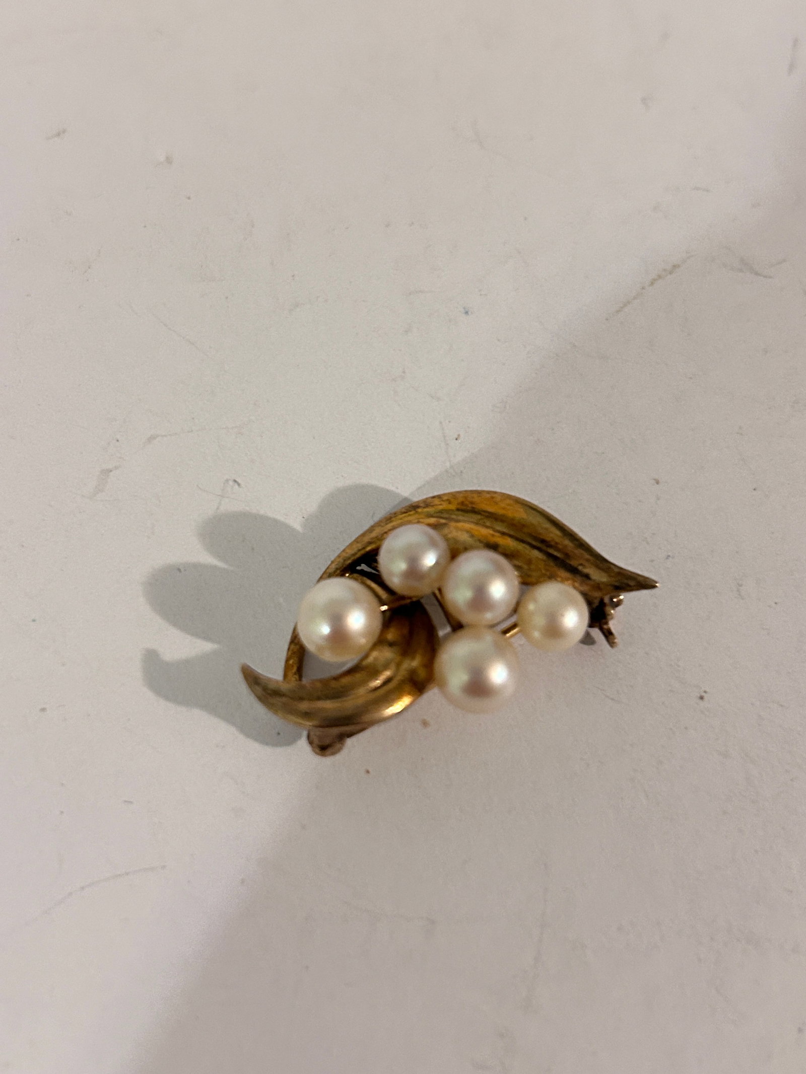 Vintage Sterling Silver faux pearl Brooch: Vintage Sterling Silver faux pearl Brooch Please view all photos as they are part of the description and condition of this Item, Feel free to contact me with questions or picture requests! Used Item A