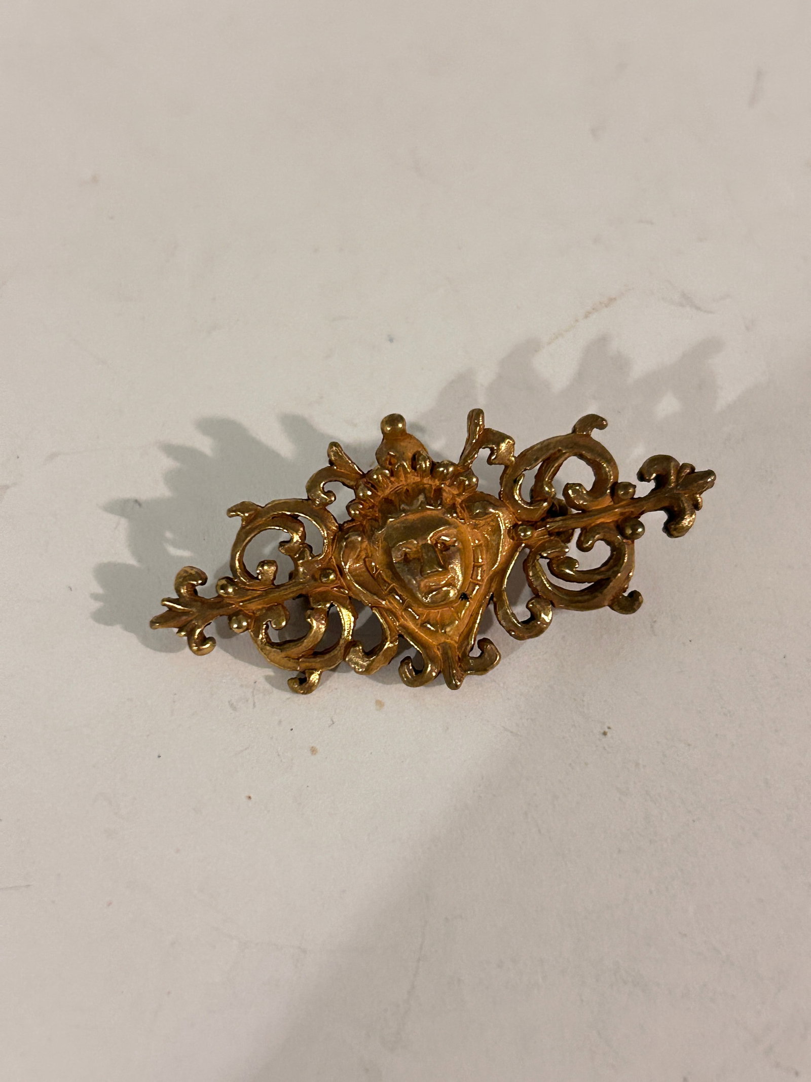 Vintage Renaissance style gold-tone filigree bar brooch: Vintage Renaissance style gold-tone filigree bar brooch Please view all photos as they are part of the description and condition of this Item, Feel free to contact me with questions or picture request