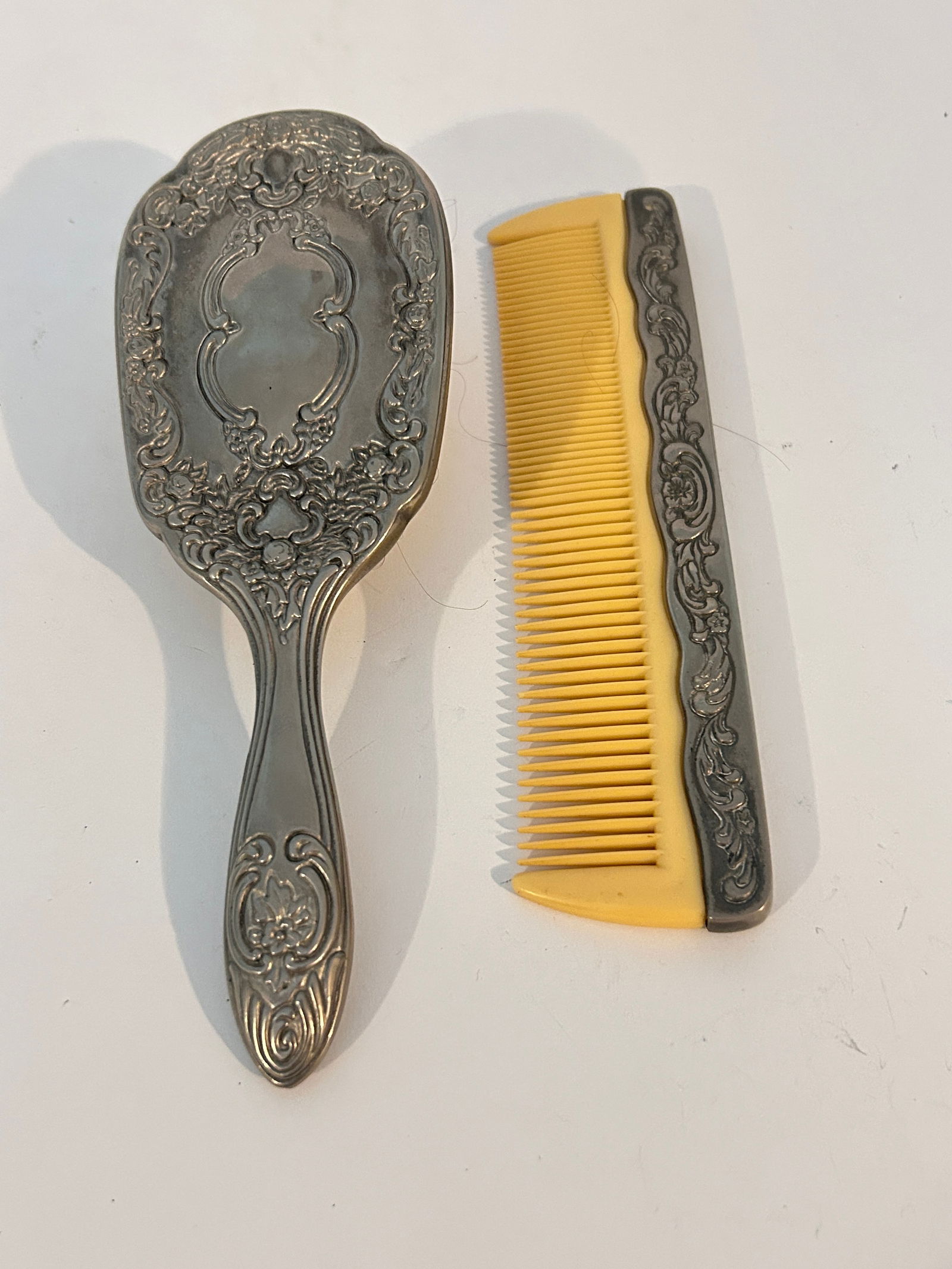 Vintage Art Deco Silver Comb & Brush brush missing some brisles: Vintage Art Deco Silver Comb & Brush brush missing some brisles Please view all photos as they are part of the description and condition of this Item, Feel free to contact me with questions or picture
