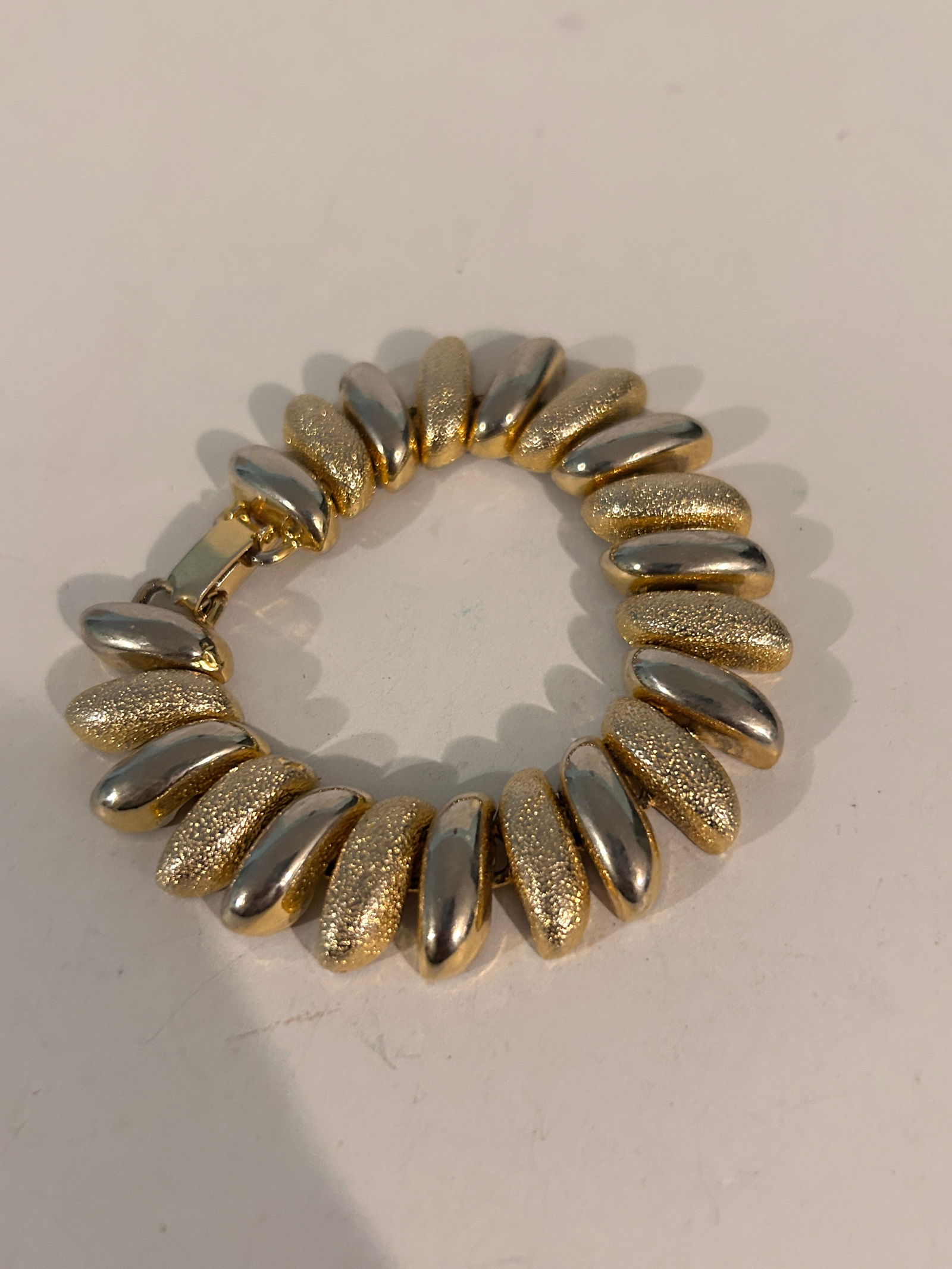 Vintage Gold Tone Bracelet 7" (1 of 4)