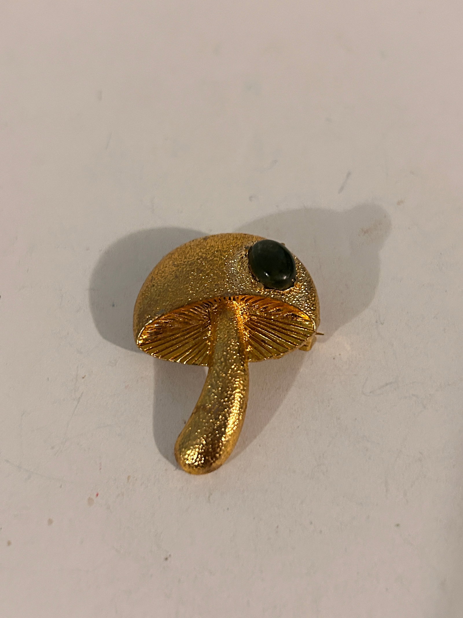 RARE Vintage Gold Tone Mushroom Brooch Pin Pendant w/Green Stone: RARE Vintage Gold Tone Mushroom Brooch Pin Pendant w/Green Stone Please view all photos as they are part of the description and condition of this Item, Feel free to contact me with questions or pictur