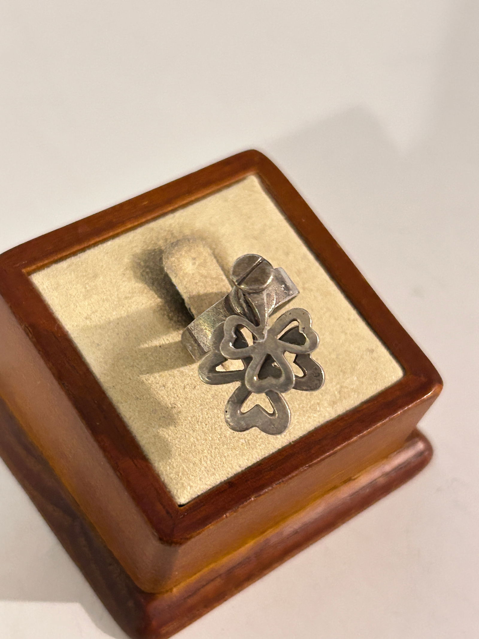 Vintage Sterling Silver Shamrock Ring sz 5: Vintage Sterling Silver Shamrock Ring sz 5 Please view all photos as they are part of the description and condition of this Item, Feel free to contact me with questions or picture requests! Used Item