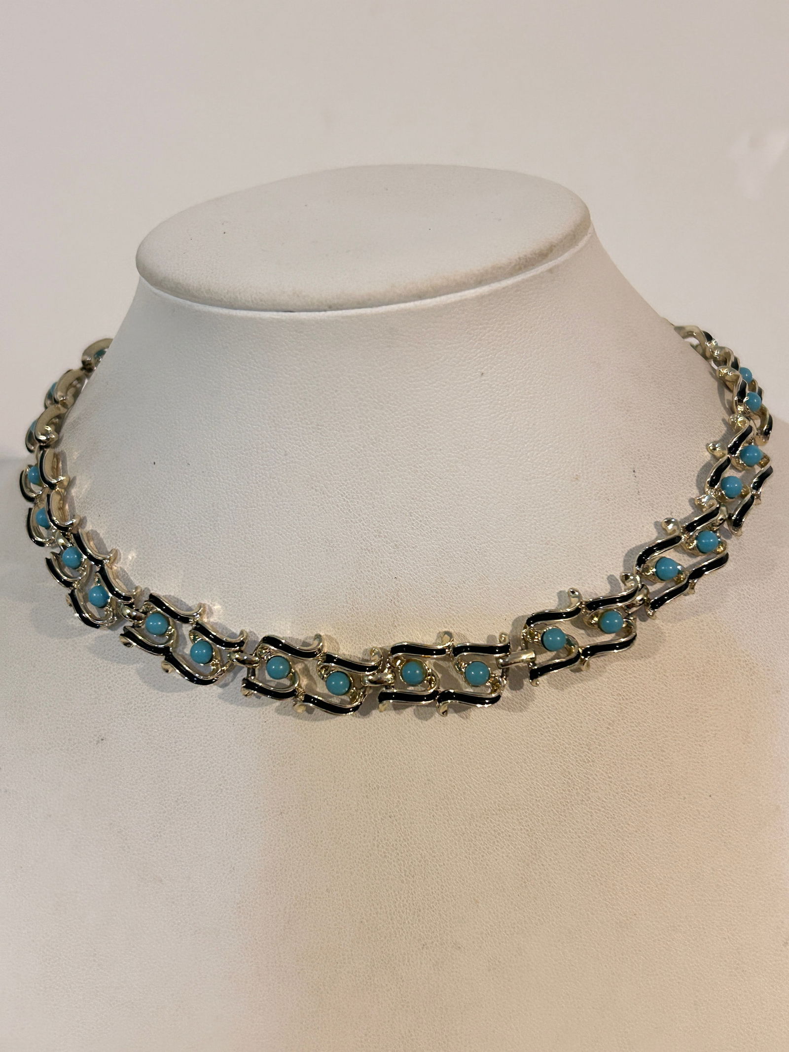 Vintage Goldtone green bead choker Necklace 13": Vintage Goldtone green bead choker Necklace 13" Please view all photos as they are part of the description and condition of this Item, Feel free to contact me with questions or picture requests! Used