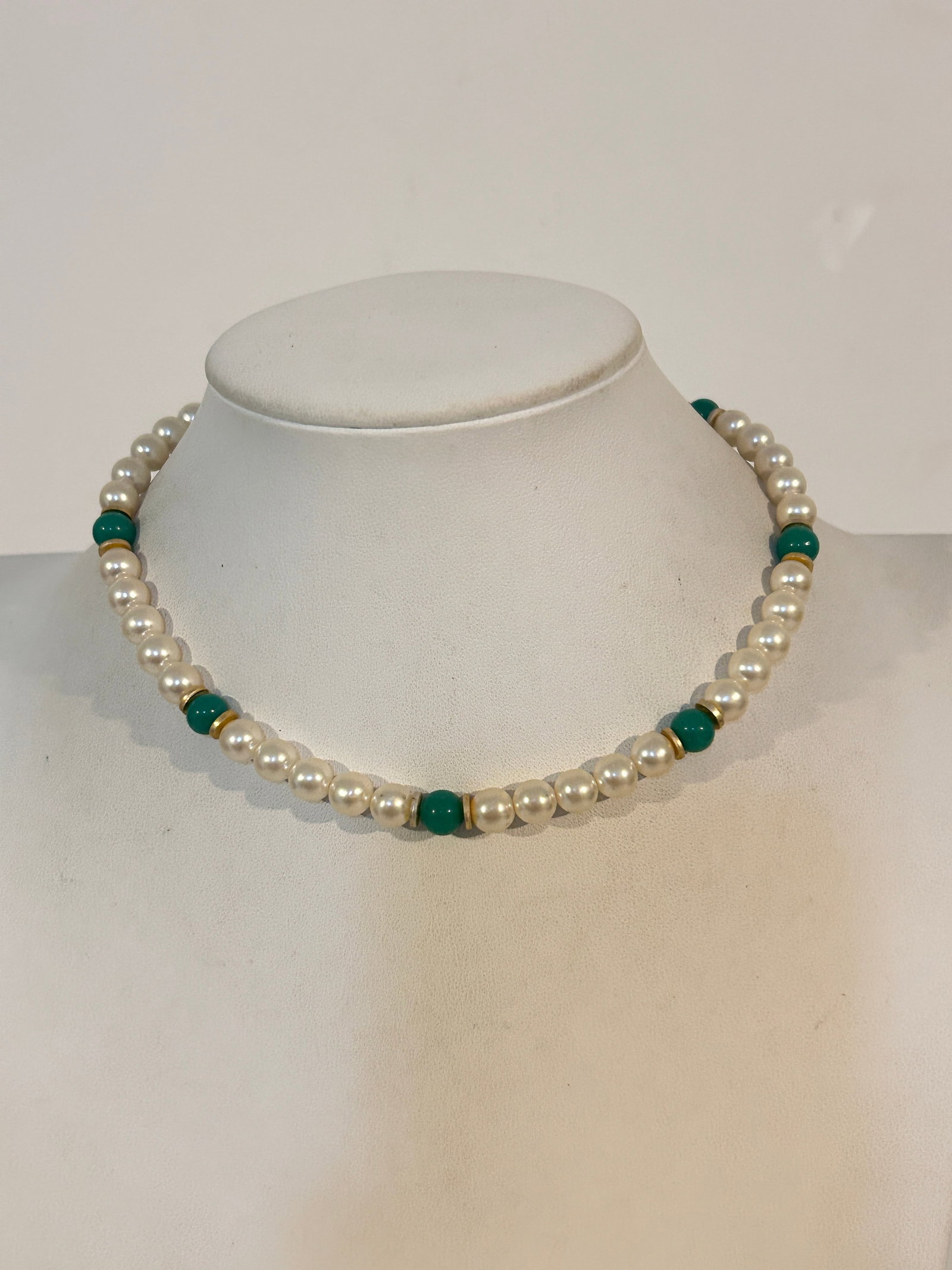 Vintage Faux Pearl bead Necklace 14": Vintage Faux Pearl bead Necklace 14" Please view all photos as they are part of the description and condition of this Item, Feel free to contact me with questions or picture requests! Used Item AS IS