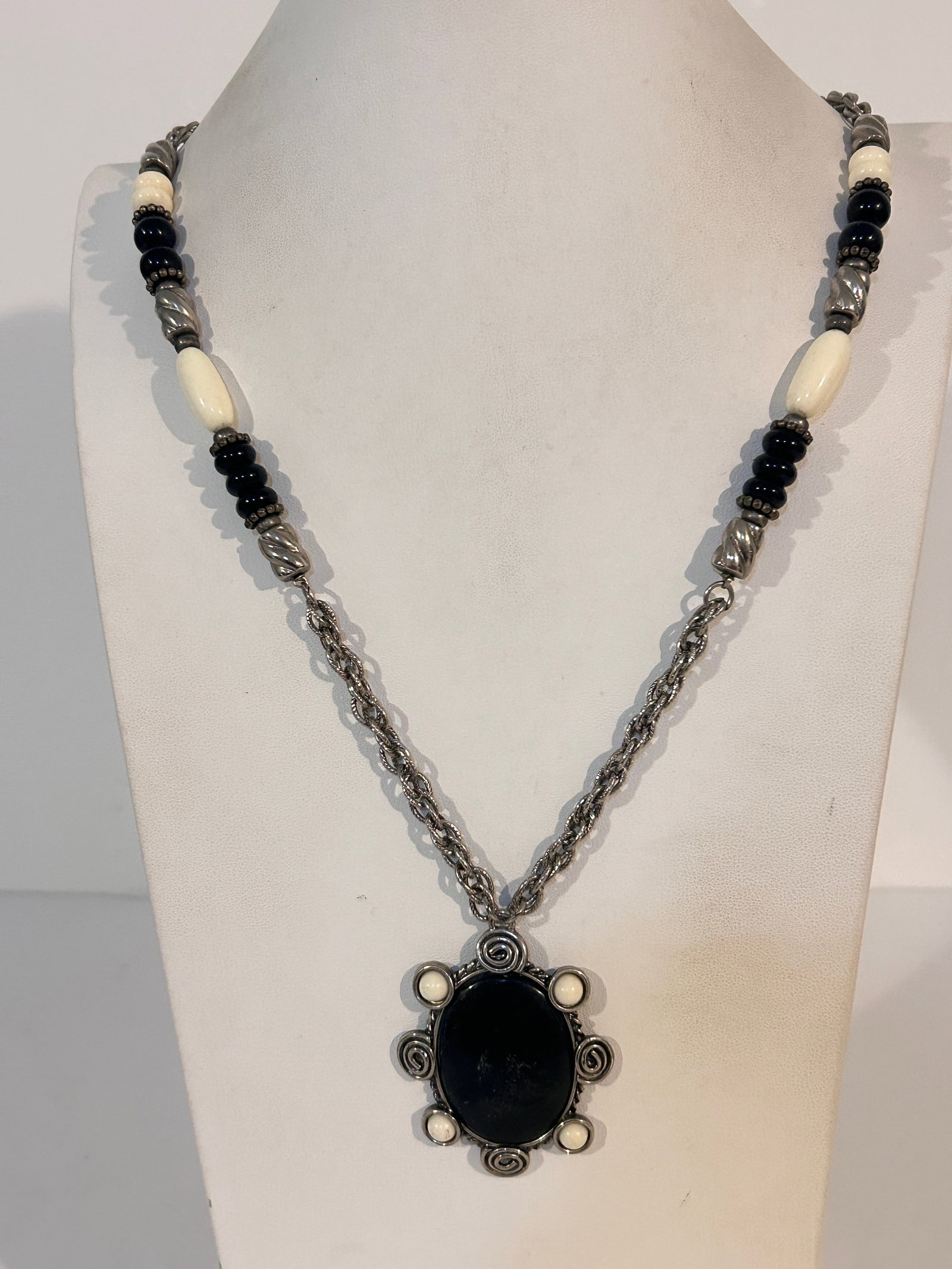 1928 Pendant Necklace Vintage Black White Plastic Cabochon Silver Tone 30": 1928 Pendant Necklace Vintage Black White Plastic Cabochon Silver Tone 30" Please view all photos as they are part of the description and condition of this Item, Feel free to contact me with questions