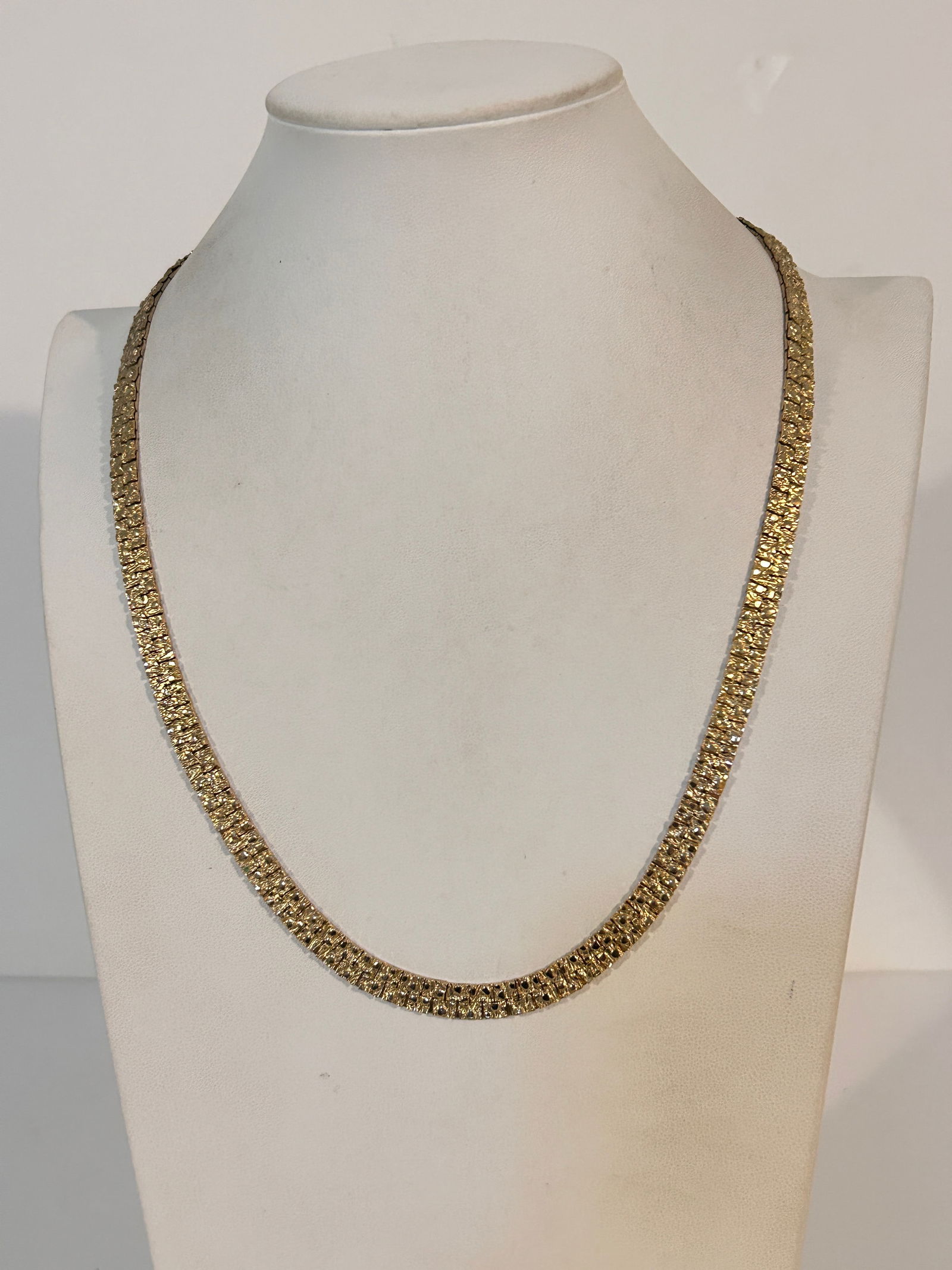 Vintage Women Herringbone Pebbled Brushed GoldTone Thick Necklace 23": Vintage Women Herringbone Pebbled Brushed GoldTone Thick Necklace 23" Please view all photos as they are part of the description and condition of this Item, Feel free to contact me with questions or p