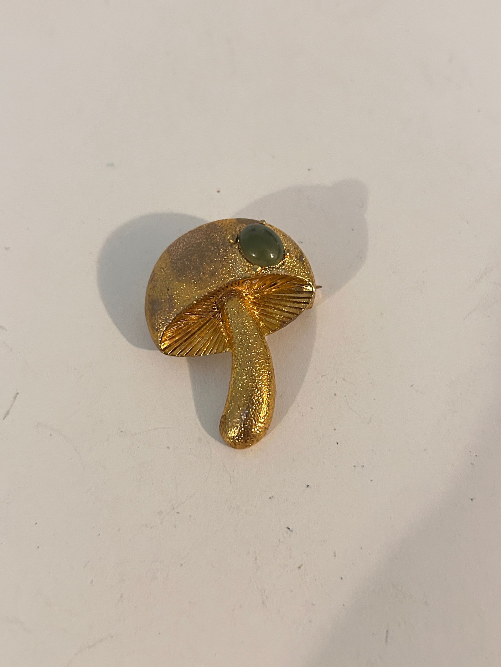 RARE Vintage Gold Tone Mushroom Brooch Pin Pendant w/Green Stone Signed: RARE Vintage Gold Tone Mushroom Brooch Pin Pendant w/Green Stone Signed Please view all photos as they are part of the description and condition of this Item, Feel free to contact me with questions or
