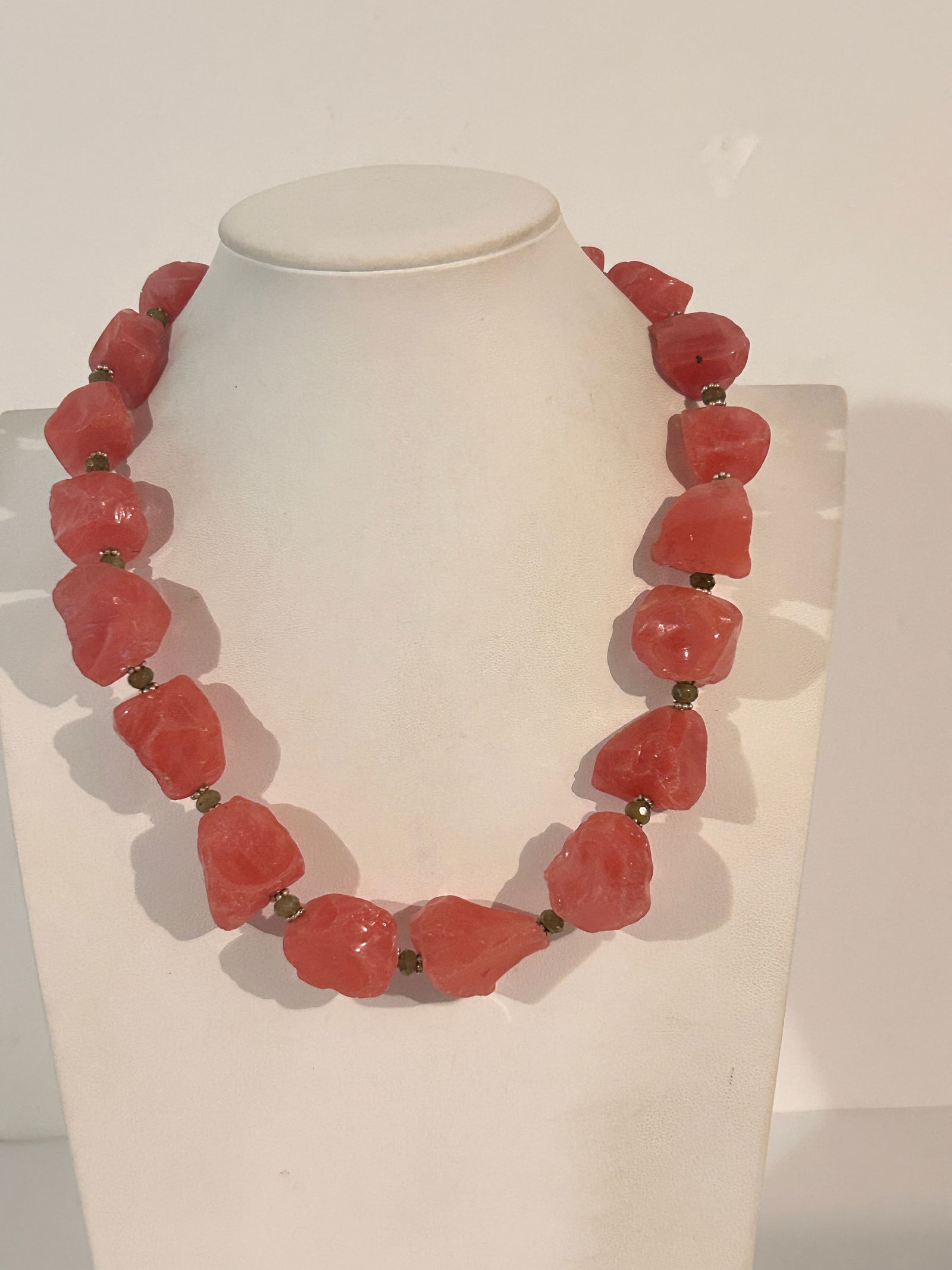 Vintage Sterling Silver pink Stone Necklace 20": Vintage Sterling Silver pink Stone Necklace 20" Please view all photos as they are part of the description and condition of this Item, Feel free to contact me with questions or picture requests! Used