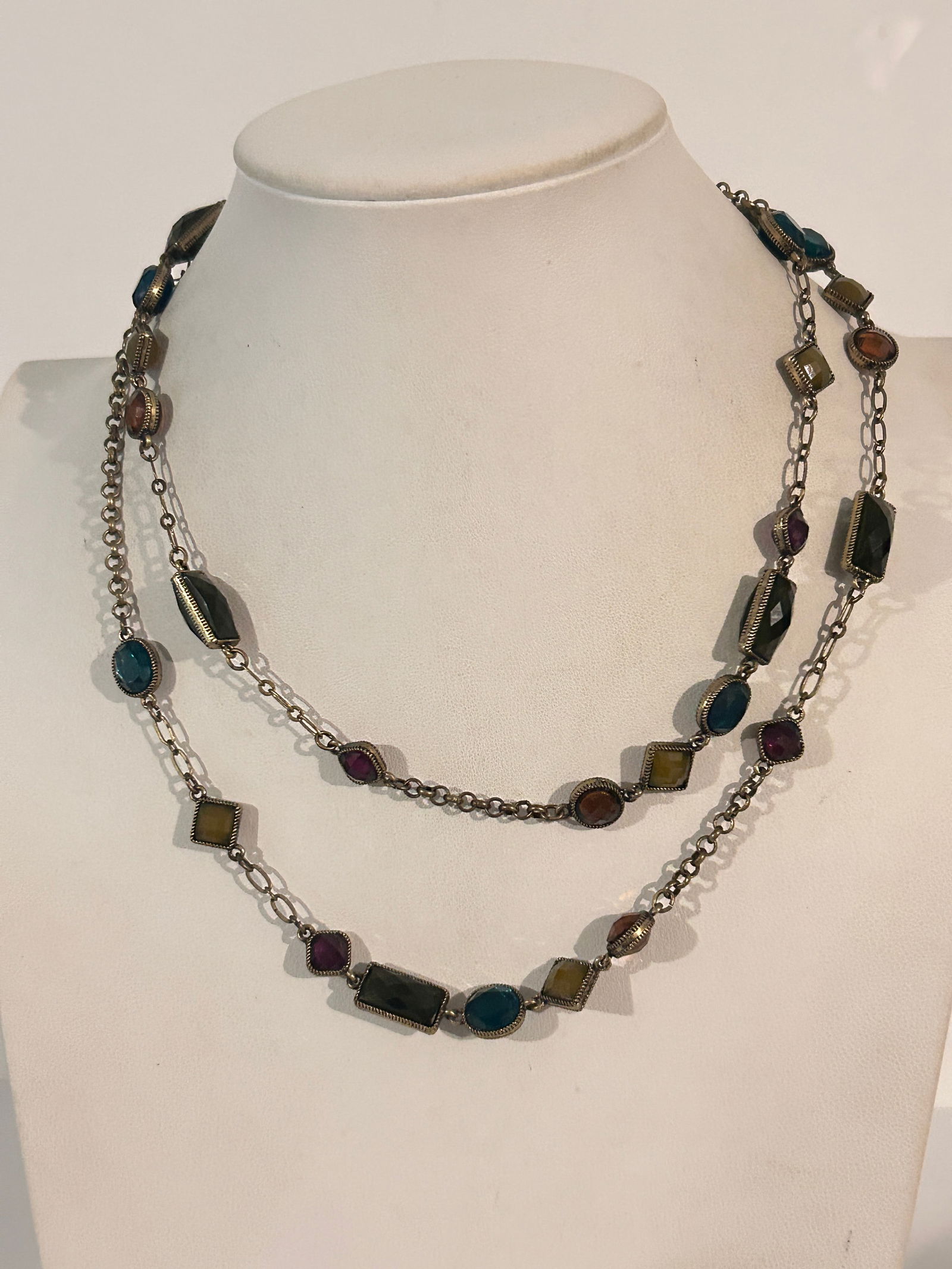 Vintage Avon bead Necklace 36": Vintage Avon bead Necklace 36" Please view all photos as they are part of the description and condition of this Item, Feel free to contact me with questions or picture requests! Used Item AS IS