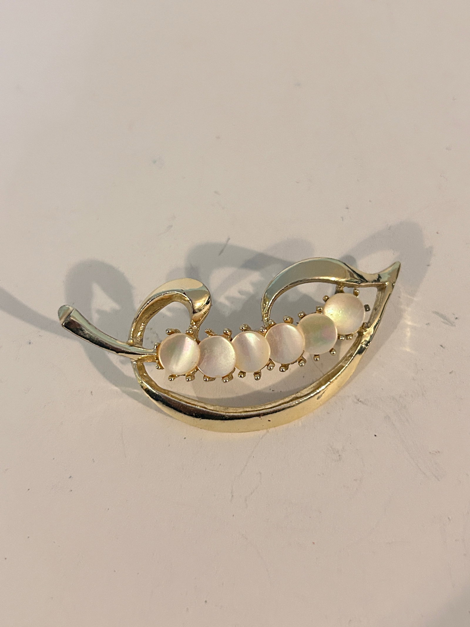 Vintage gold tone mother of pearl Brooch: Vintage gold tone mother of pearl Brooch Please view all photos as they are part of the description and condition of this Item, Feel free to contact me with questions or picture requests! Used Item AS