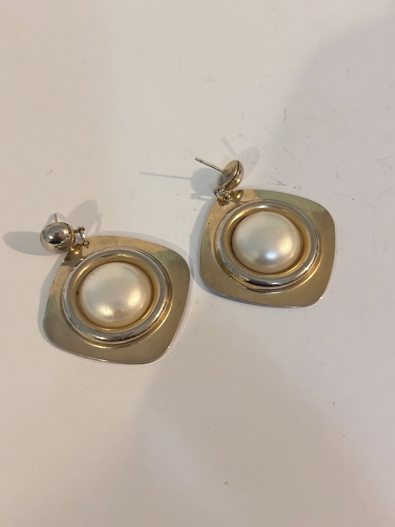 Vintage gold tone faux pearl earrings: Vintage gold tone faux pearl earrings Please view all photos as they are part of the description and condition of this Item, Feel free to contact me with questions or picture requests! Used Item AS IS