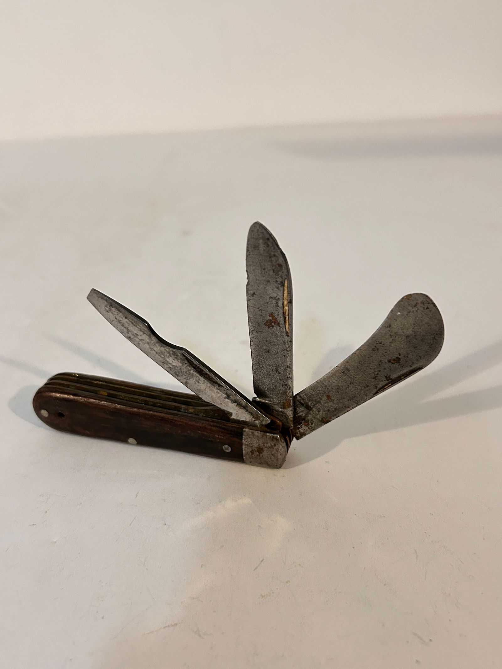 Vintage Colonial Electricians Pocket Knife: Vintage Colonial Electricians Pocket Knife Please view all photos as they are part of the description and condition of this Item, Feel free to contact me with questions or picture requests! Used Item