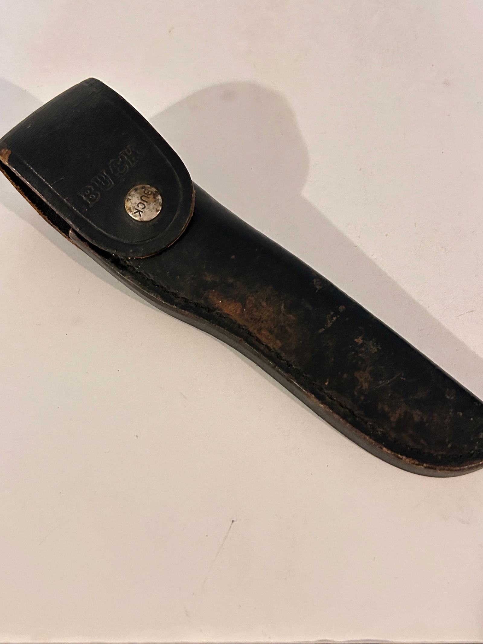 Vintage Buck 105 9" Fixed Blade Leather Sheath: Vintage Buck 105 9" Fixed Blade Leather Sheath Please view all photos as they are part of the description and condition of this Item, Feel free to contact me with questions or picture requests! Used I