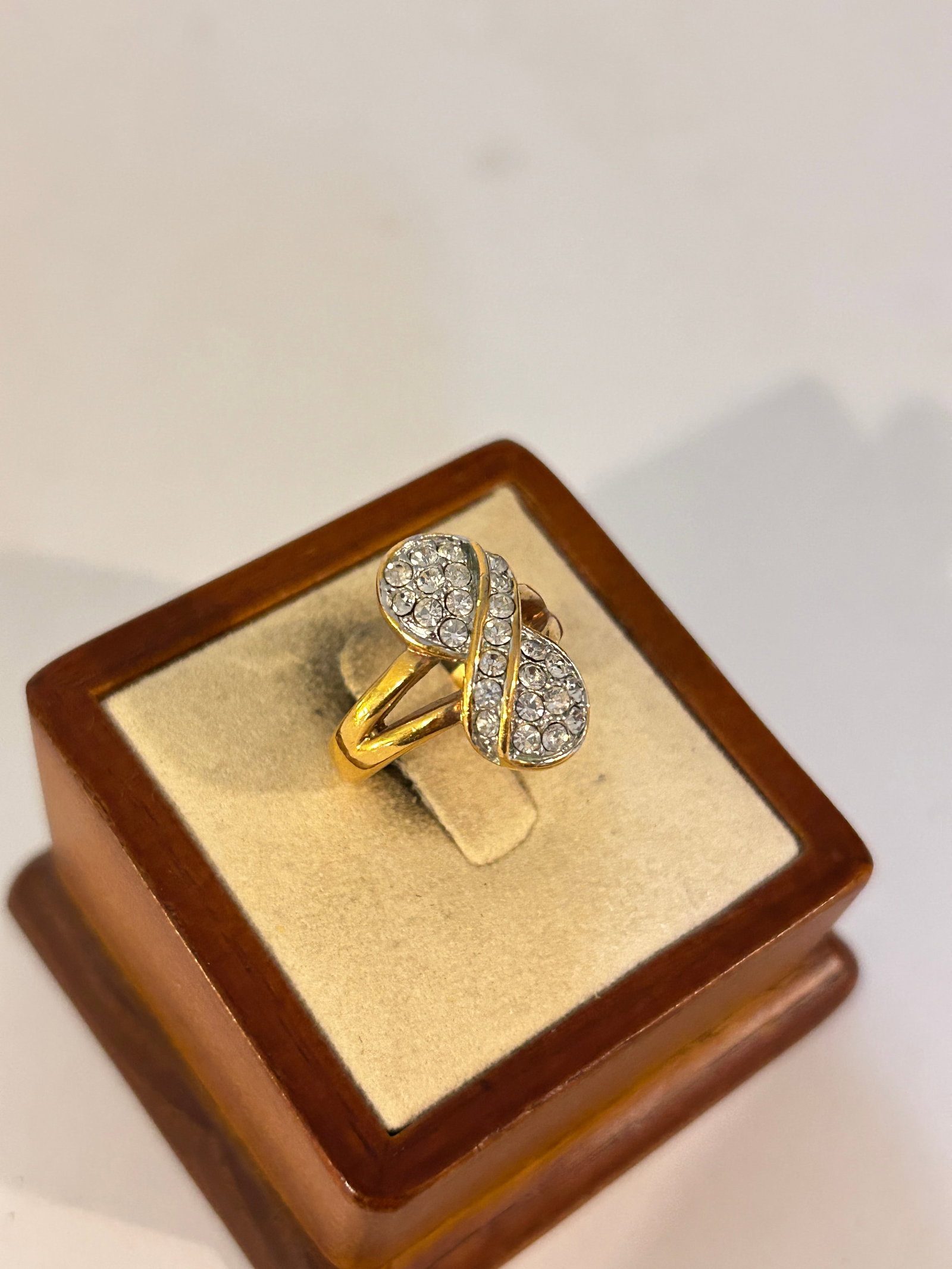 Vintage Custom gold tone rhineston Ring sz 6 (1 of 4)