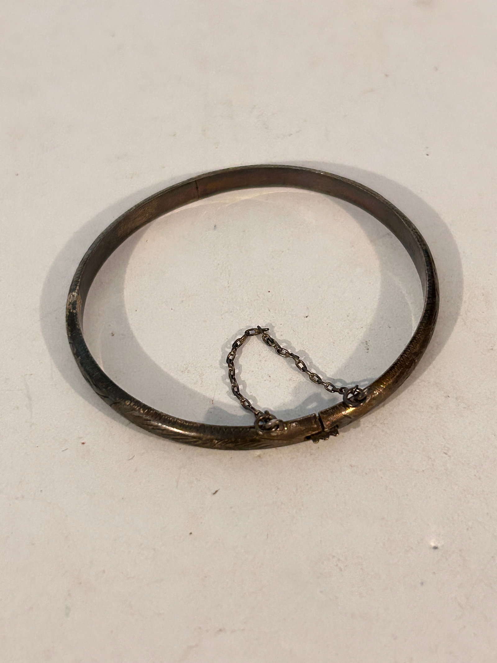 Vintage Sterling Silver hinged etched Bracelet sz 7 7 grams: Vintage Sterling Silver hinged etched Bracelet sz 7 7 grams Please view all photos as they are part of the description and condition of this Item, Feel free to contact me with questions or picture req