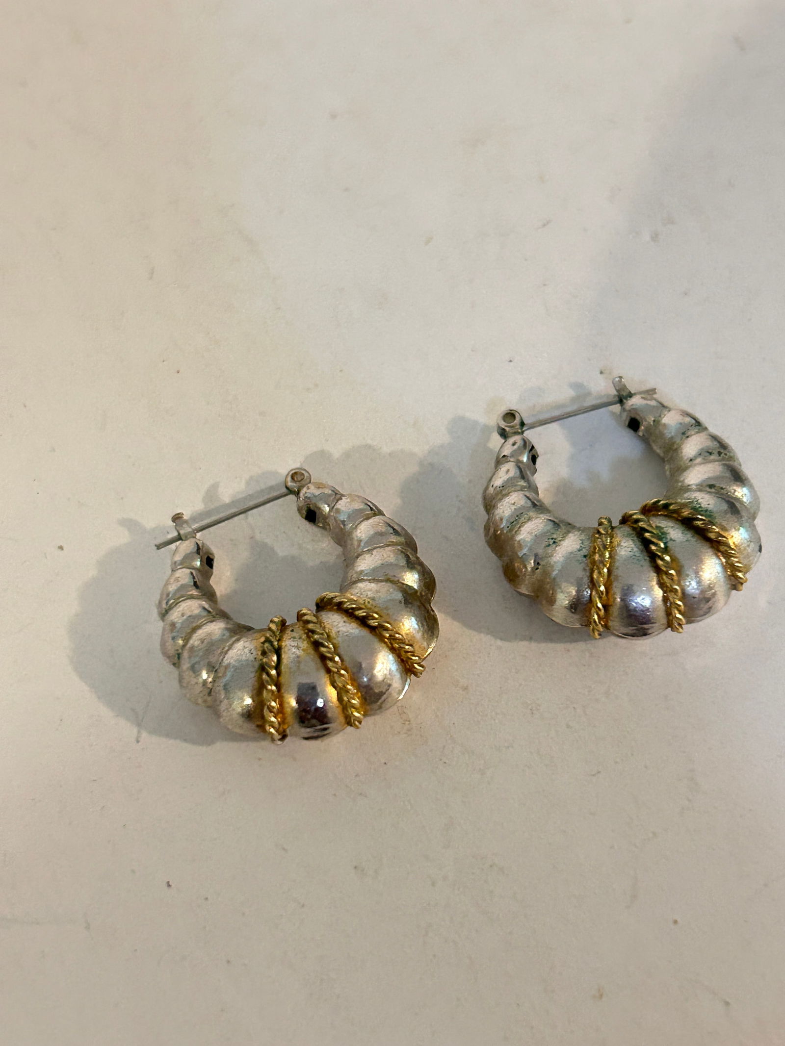 Vintage Slver Tone Earrings: Vintage Slver Tone Earrings Please view all photos as they are part of the description and condition of this Item, Feel free to contact me with questions or picture requests! Used Item AS IS