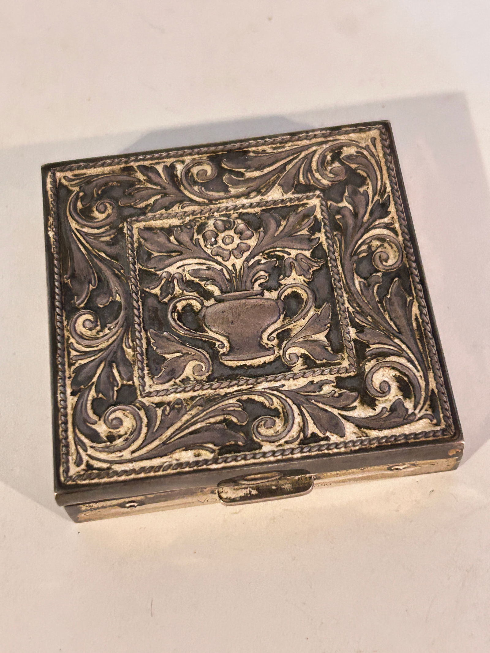 Vintage Volupte sterling silver compact 1940s 2.5 Ounces mirror is in bad shape (1 of 6)
