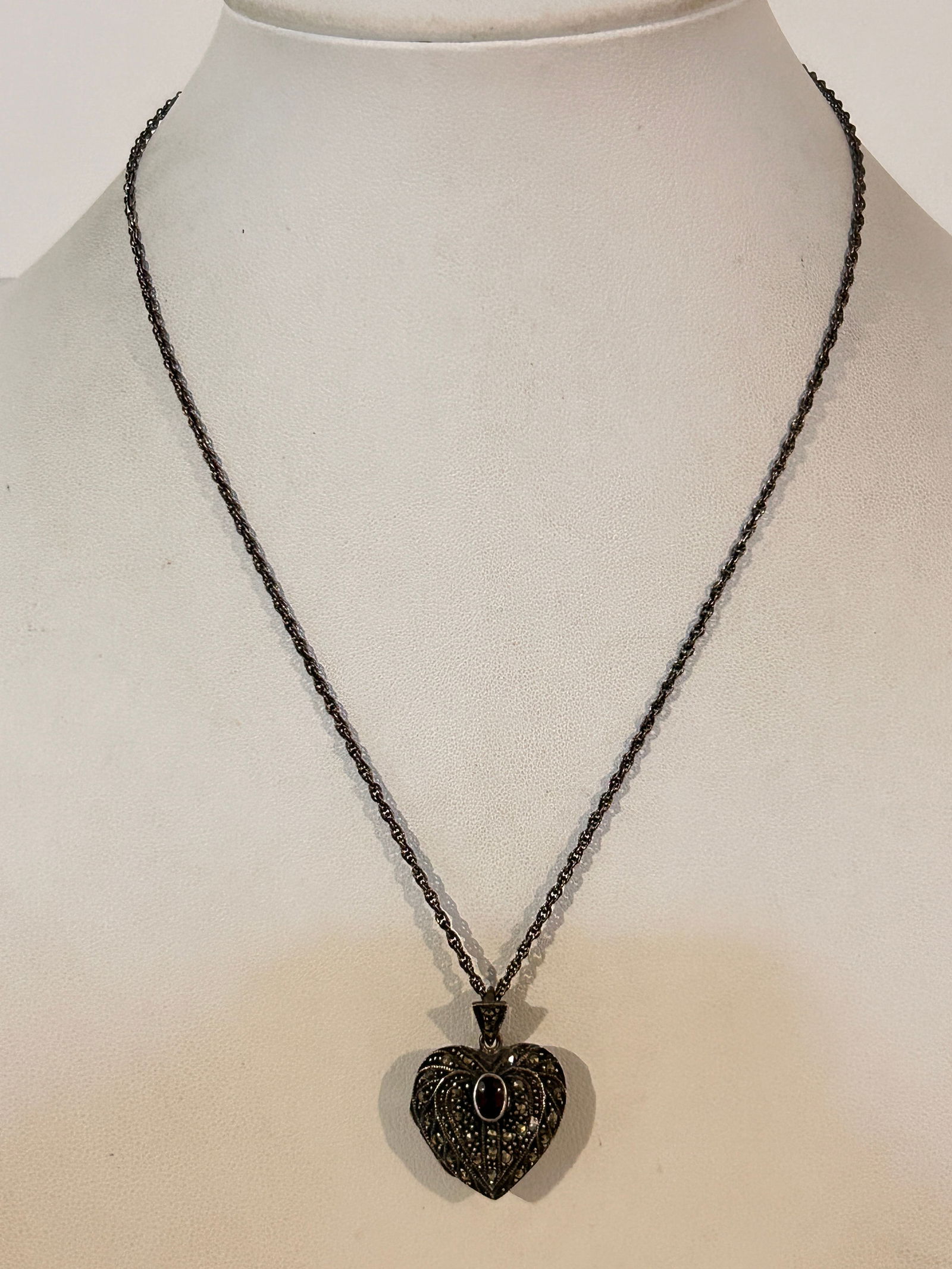 Vintage Sterling Silver marcasite locket pendant Necklace sz 18" 12 grams Please view all photos: Vintage Sterling Silver marcasite locket pendant Necklace sz 18" 12 grams Please view all photos as they are part of the description and condition of this Item, Feel free to contact me with questions