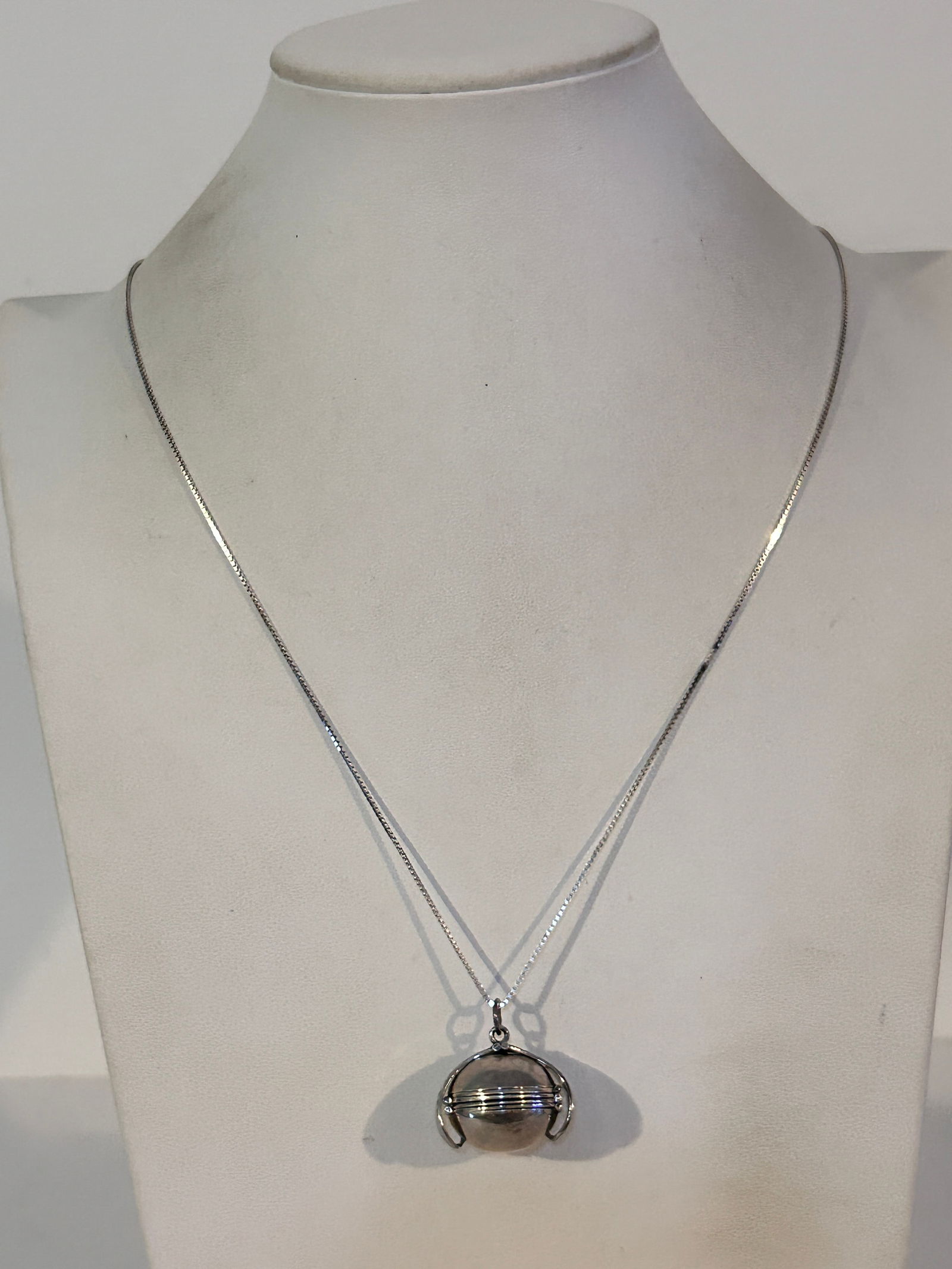 Vintage Sterling Silver locket pendant Necklace sz 30" 27 grams Please view all photos as they are (1 of 8)