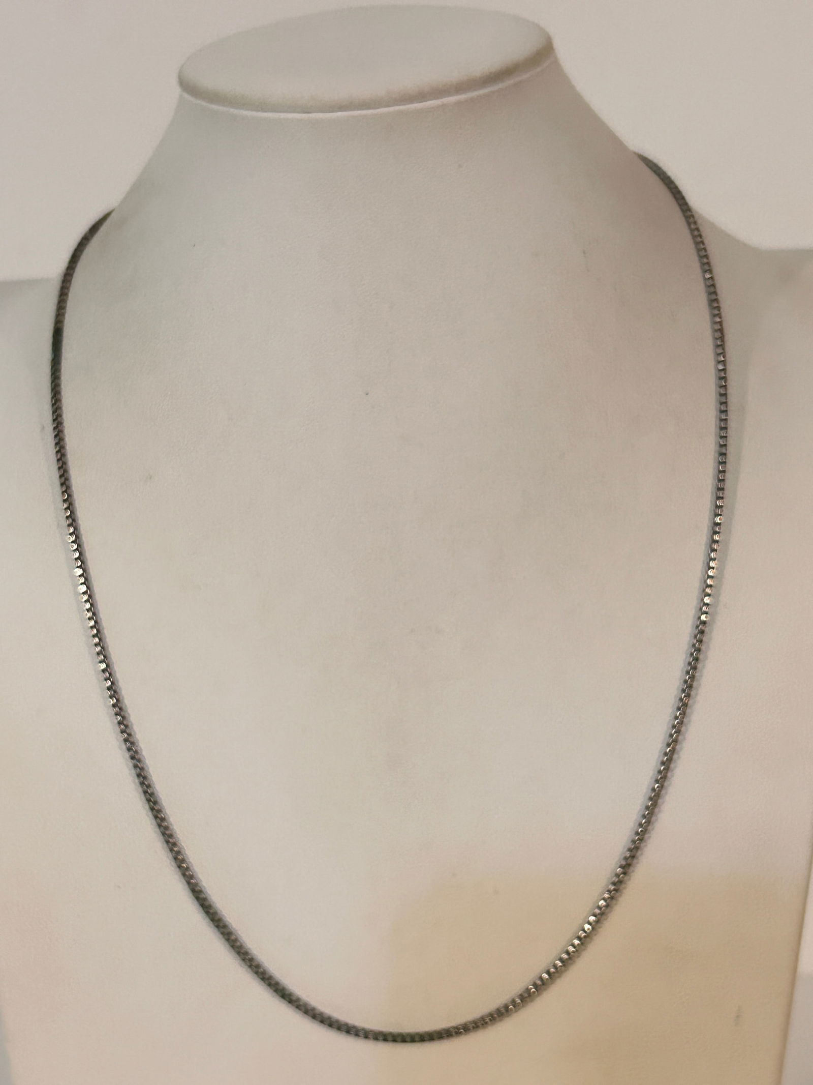 Vintage Sterling Silver chain Necklace sz 29" 13 grams Please view all photos as they are part of: Vintage Sterling Silver chain Necklace sz 29" 13 grams Please view all photos as they are part of the description and condition of this Item, Feel free to contact me with questions or picture requests