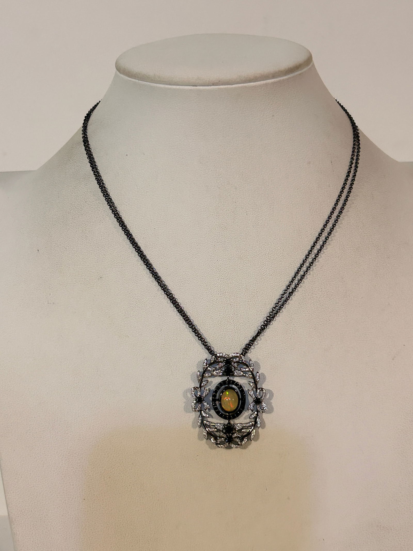 Vintage Sterling Silver opal pendant Necklace sz 16" 10 grams Please view all photos as they are: Vintage Sterling Silver opal pendant Necklace sz 16" 10 grams Please view all photos as they are part of the description and condition of this Item, Feel free to contact me with questions or picture r