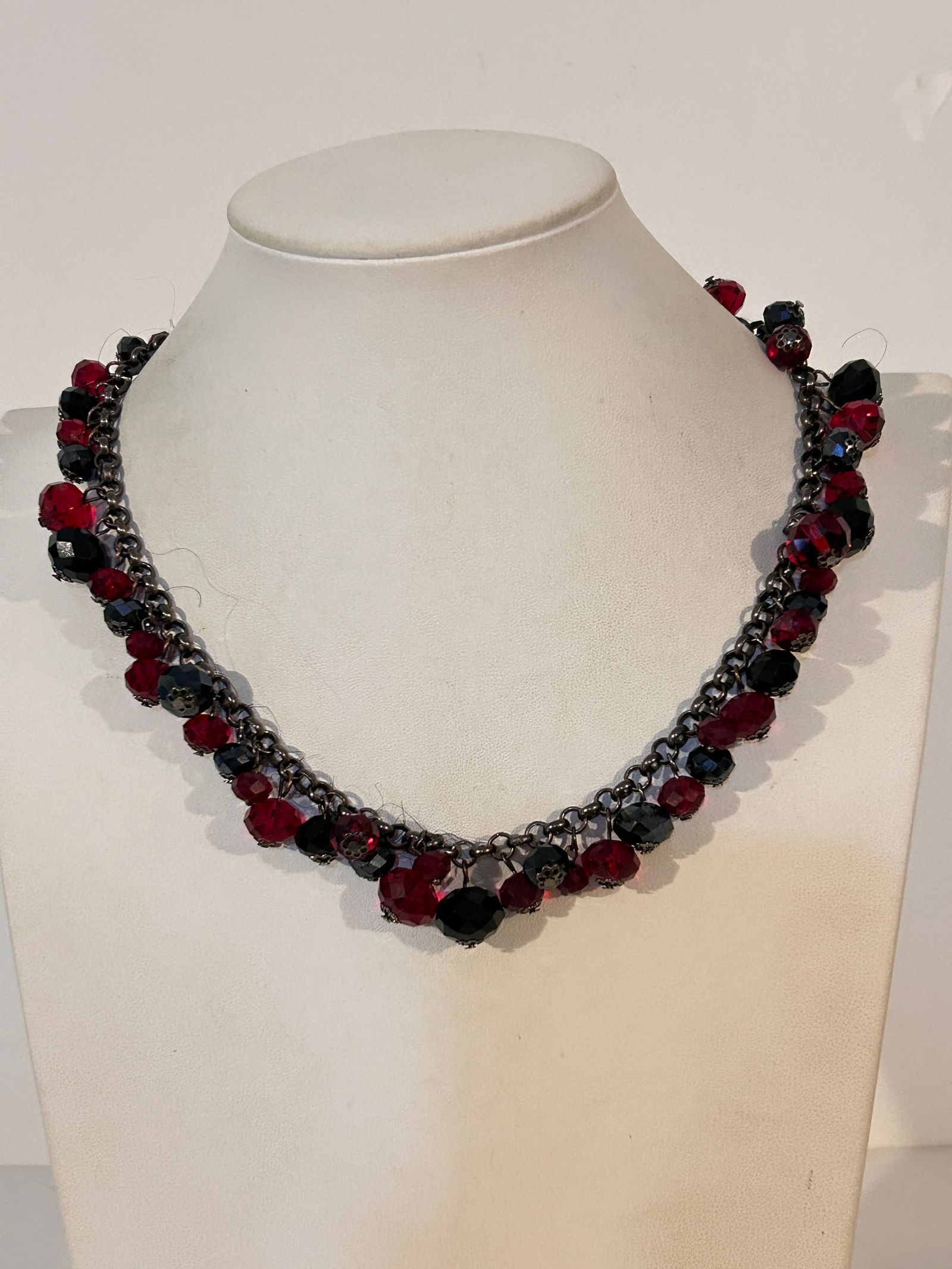 Vintage Glass Crystal red & black bead choker Necklace sz 17": Vintage Glass Crystal red & black bead choker Necklace sz 17" Please view all photos as they are part of the description and condition of this Item, Feel free to contact me with questions or picture r