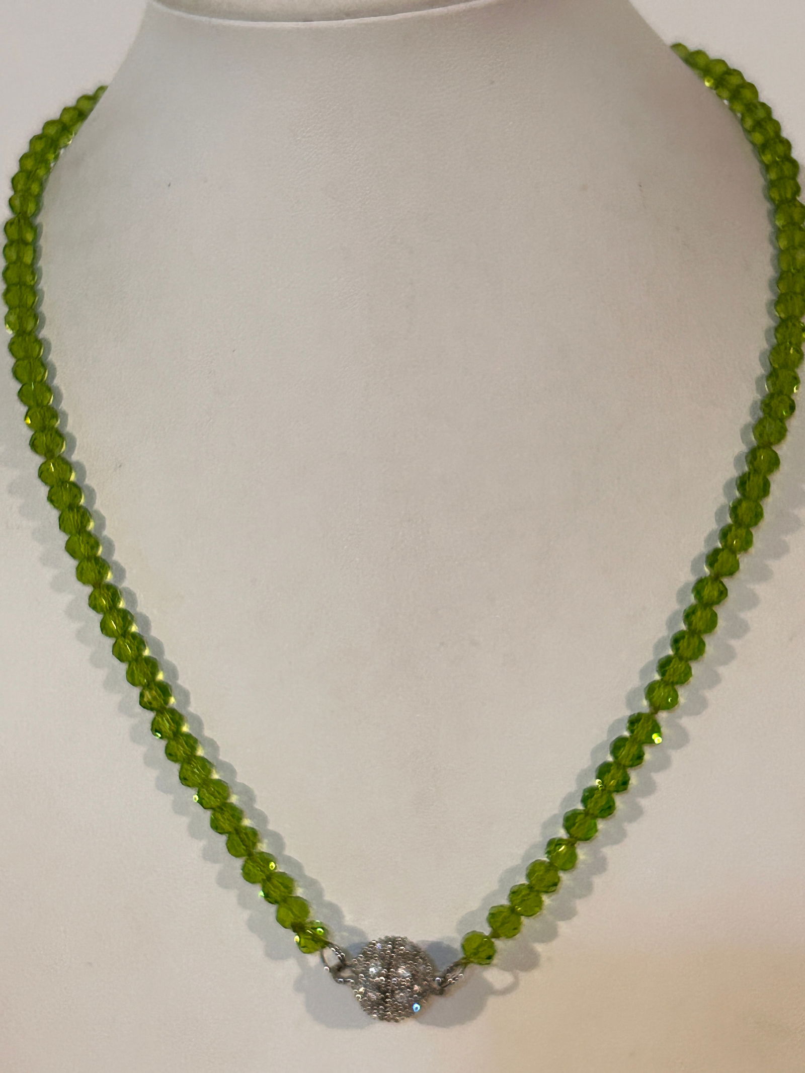 Vintage Green Glass Bead Necklace sz 20" (1 of 4)