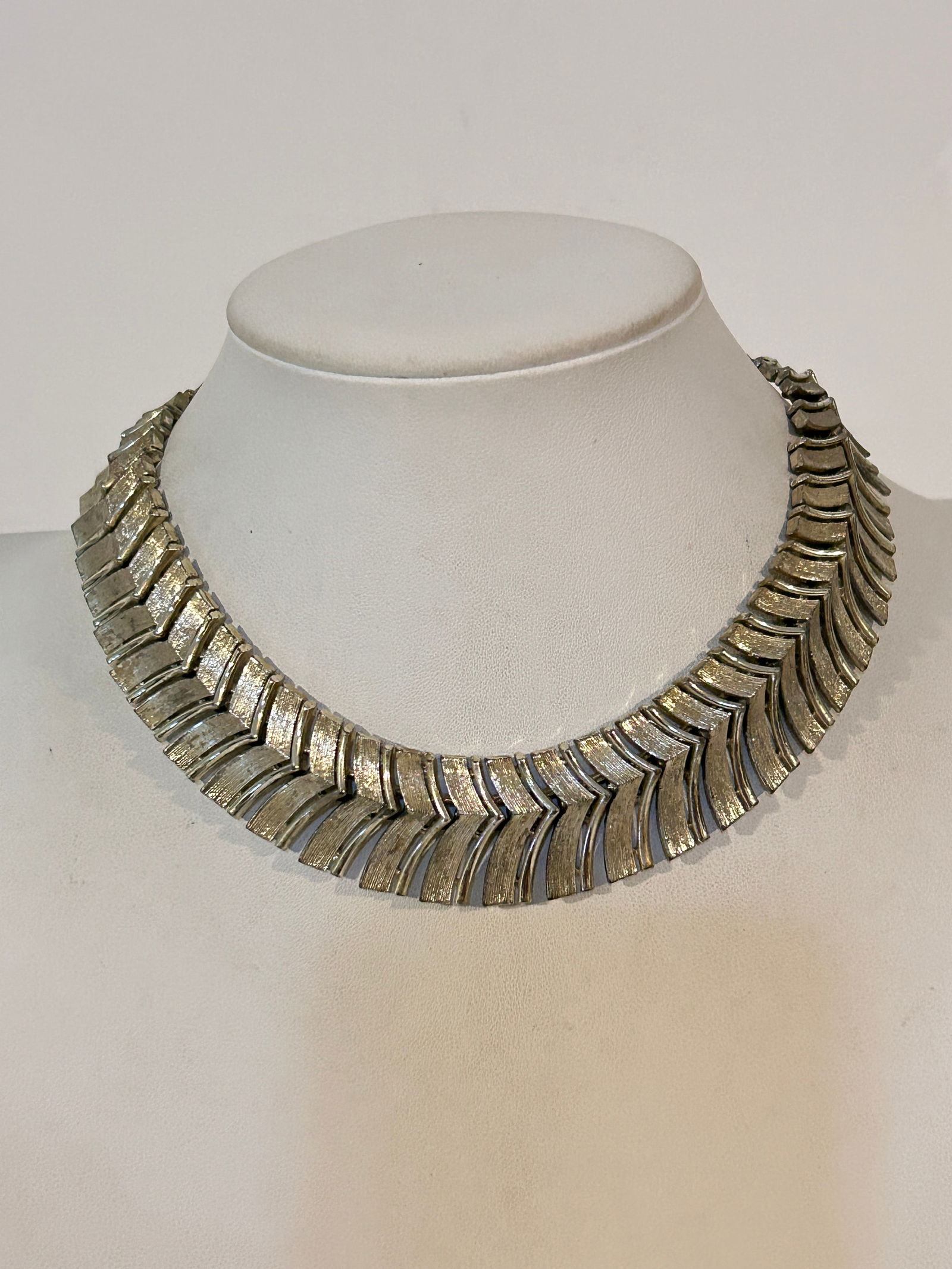 Vintage Lisner Gold Choker Necklace good Condition 12": Vintage Lisner Gold Choker Necklace good Condition 12" Please view all photos as they are part of the description and condition of this Item, Feel free to contact me with questions or picture requests