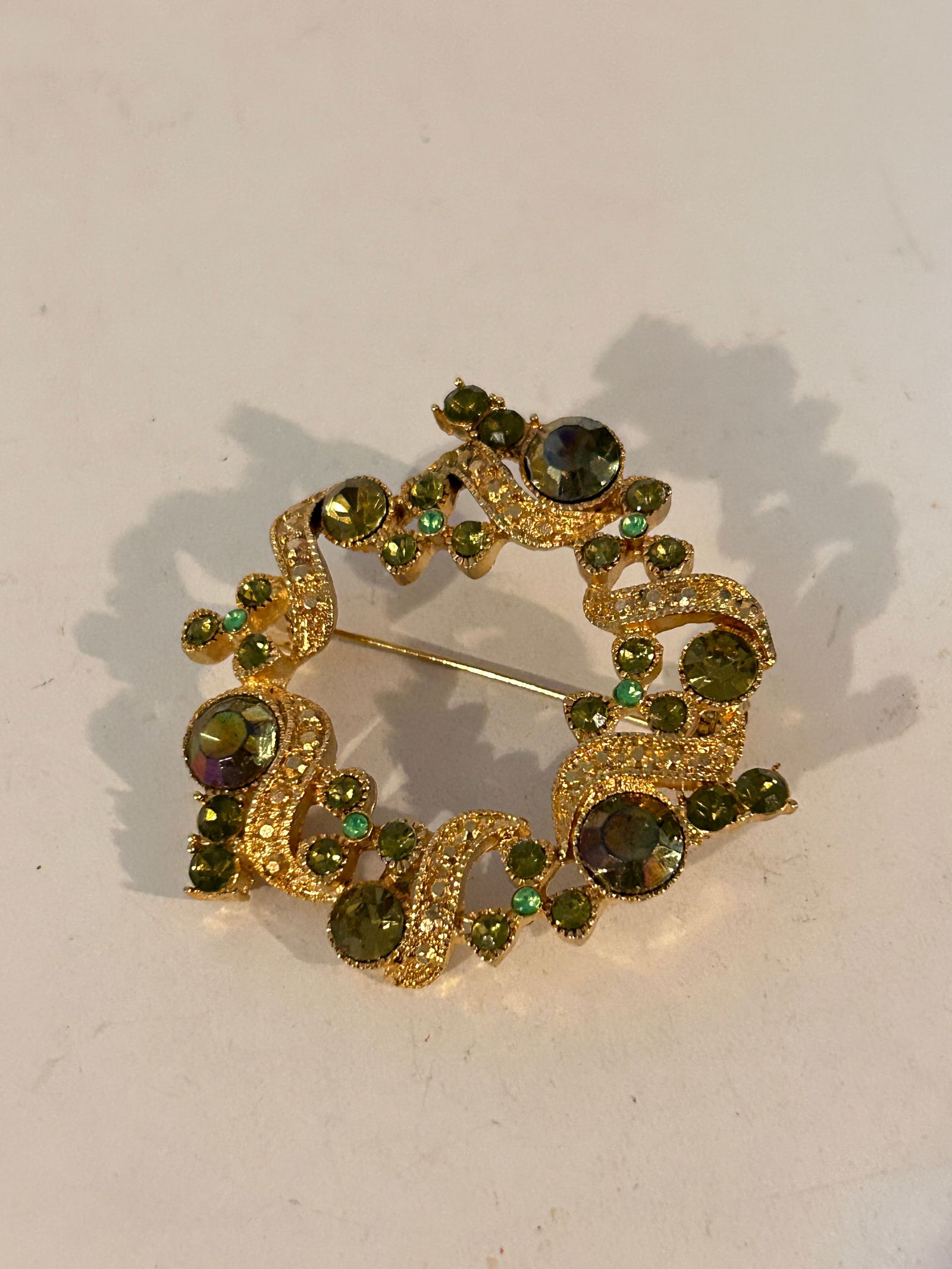 Vintage Goldtone Wreath green rhinestone Brooch (1 of 4)