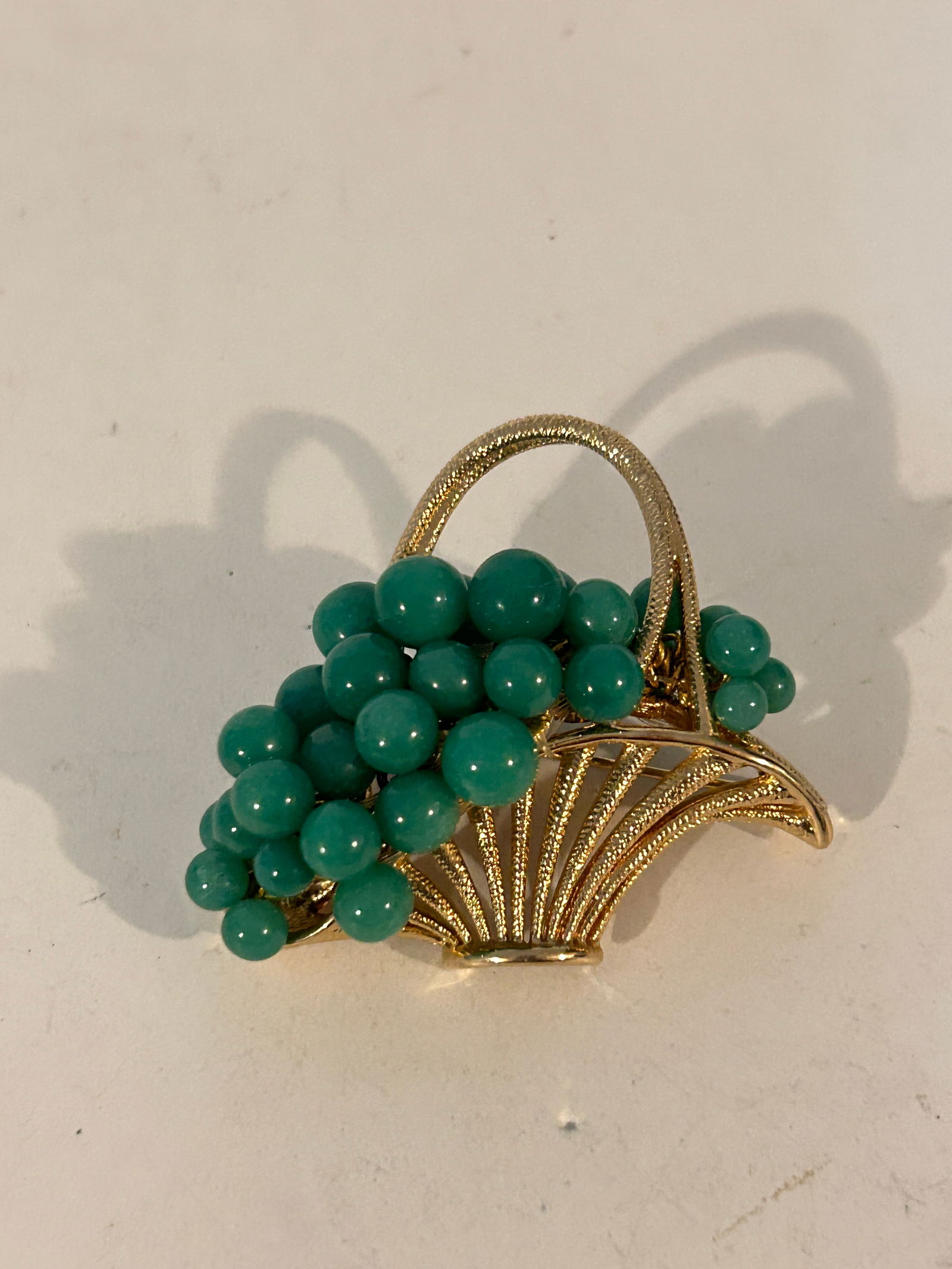 Unsigned Green goldtone Boucher Basket Brooch: Unsigned Green goldtone Boucher Basket Brooch Please view all photos as they are part of the description and condition of this Item, Feel free to contact me with questions or picture requests! Used It