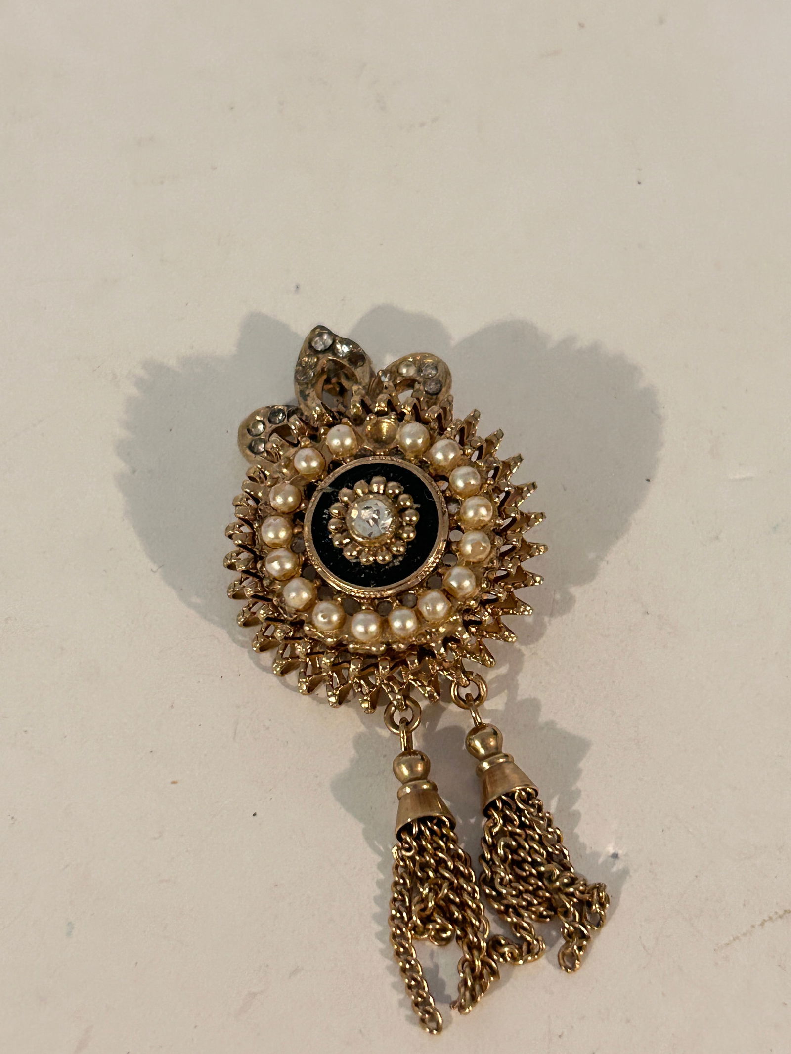 Vintage Unsigned Carnegie Fleur De Lis Rhinestone Faux Pearl Tassel Brooch missing 1 pearl & stone: Vintage Unsigned Carnegie Fleur De Lis Rhinestone Faux Pearl Tassel Brooch missing 1 pearl & stone Please view all photos as they are part of the description and condition of this Item, Feel free to c