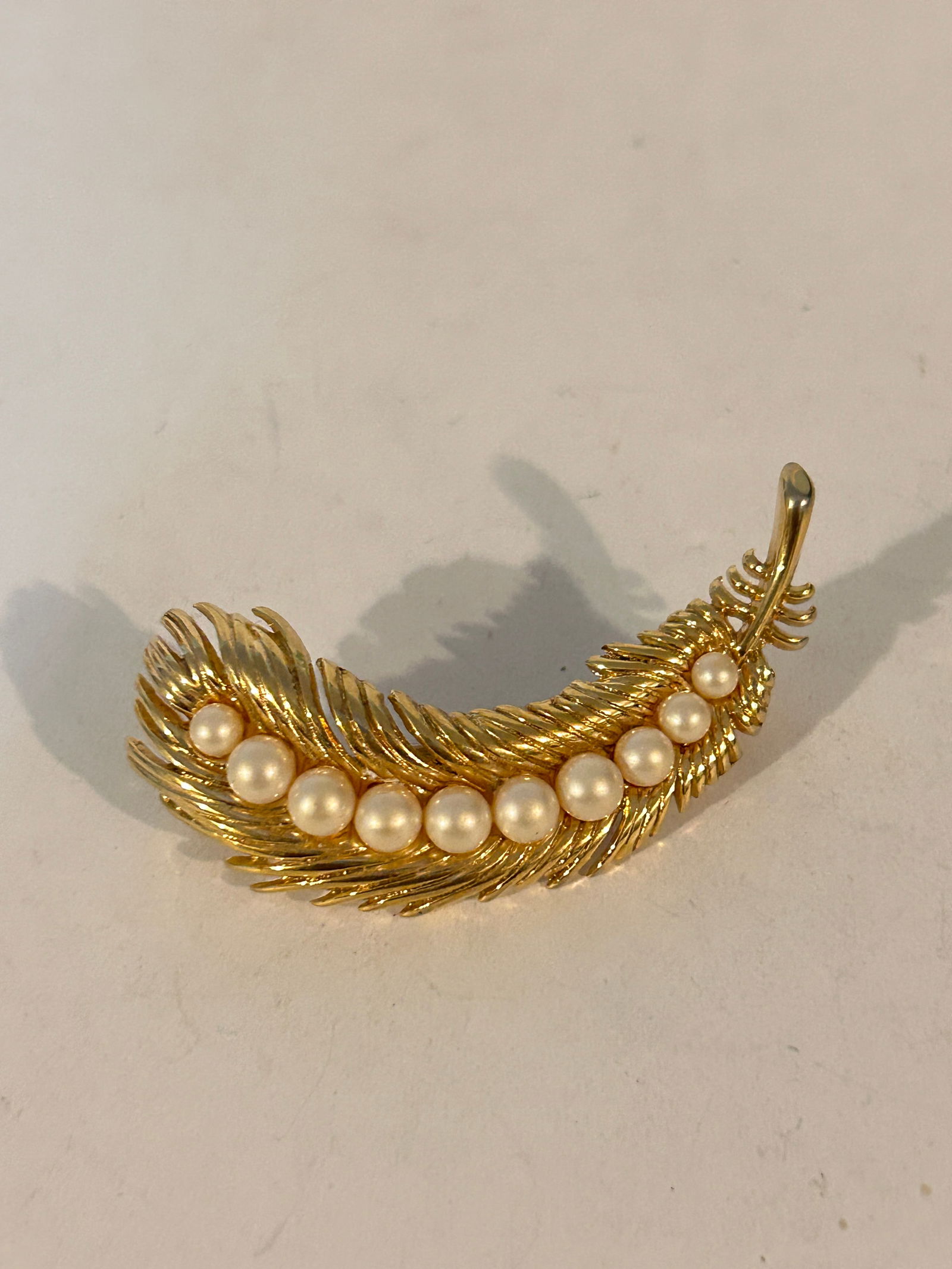 Crown Trifari Gold Tone Faux Pearl Brooch Vintage (1 of 4)