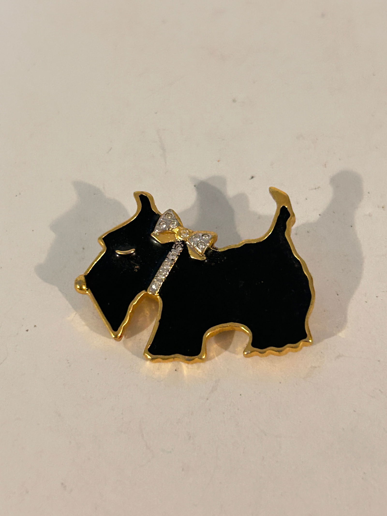 vintage Scottish Terrier dog brooch: vintage Scottish Terrier dog brooch Please view all photos as they are part of the description and condition of this Item, Feel free to contact me with questions or picture requests! Used Item AS IS