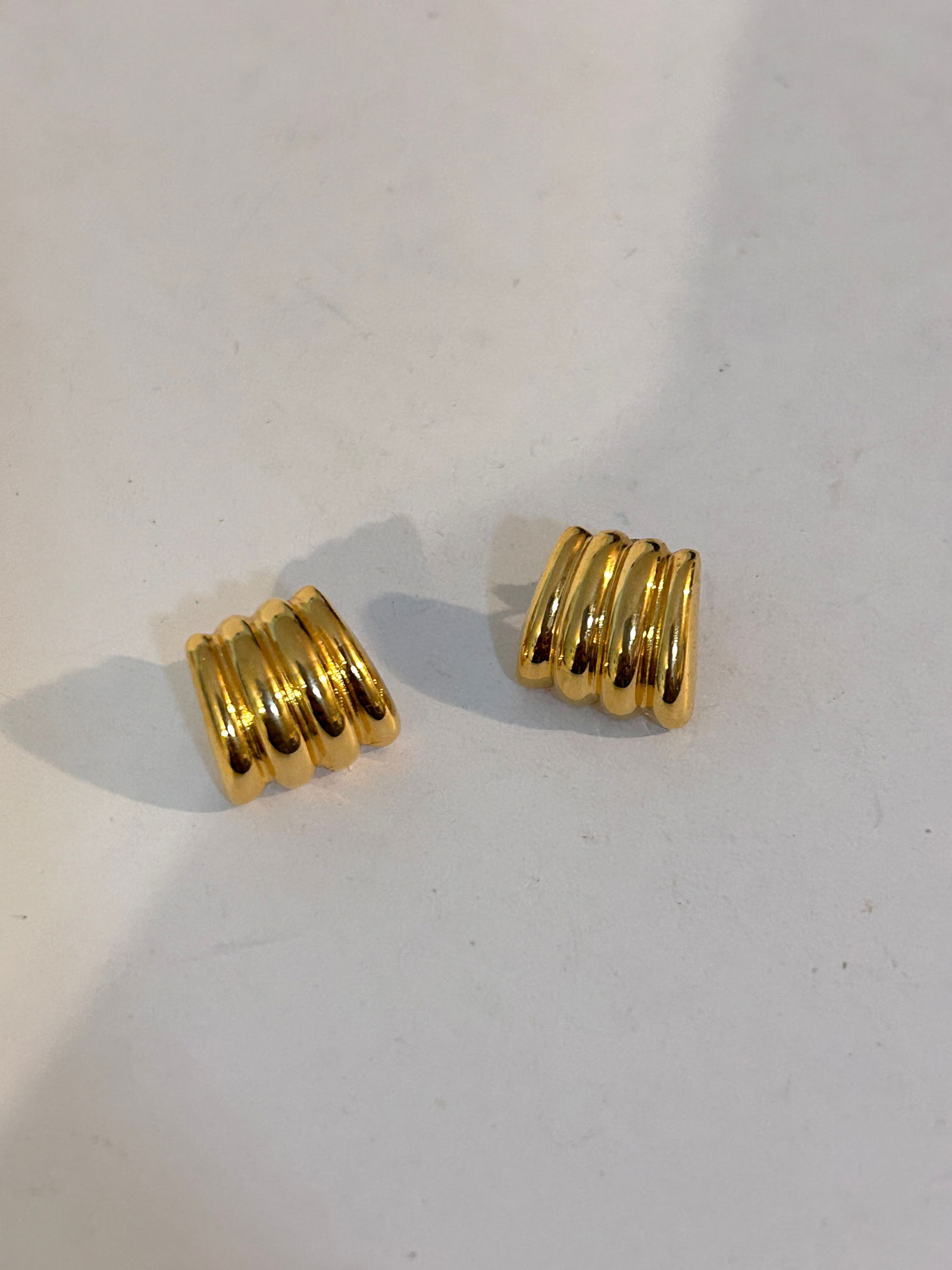 Vintage gold tone ann klien earrings: Vintage gold tone ann klien earrings Please view all photos as they are part of the description and condition of this Item, Feel free to contact me with questions or picture requests! Used Item AS IS