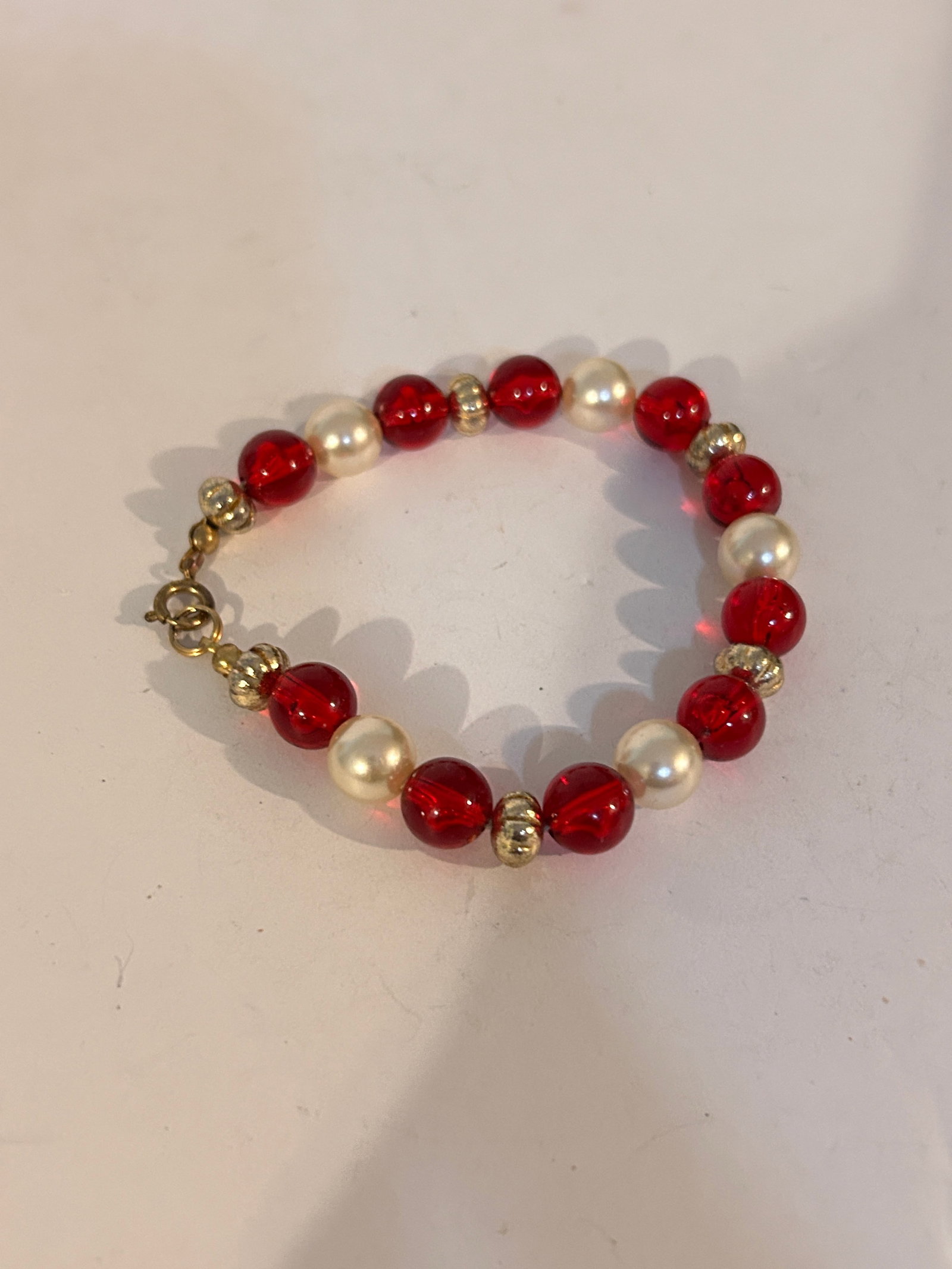 Vintage Red and White Bead Bracelet 8": Vintage Red and White Bead Bracelet 8" Please view all photos as they are part of the description and condition of this Item, Feel free to contact me with questions or picture requests! Used Item AS I